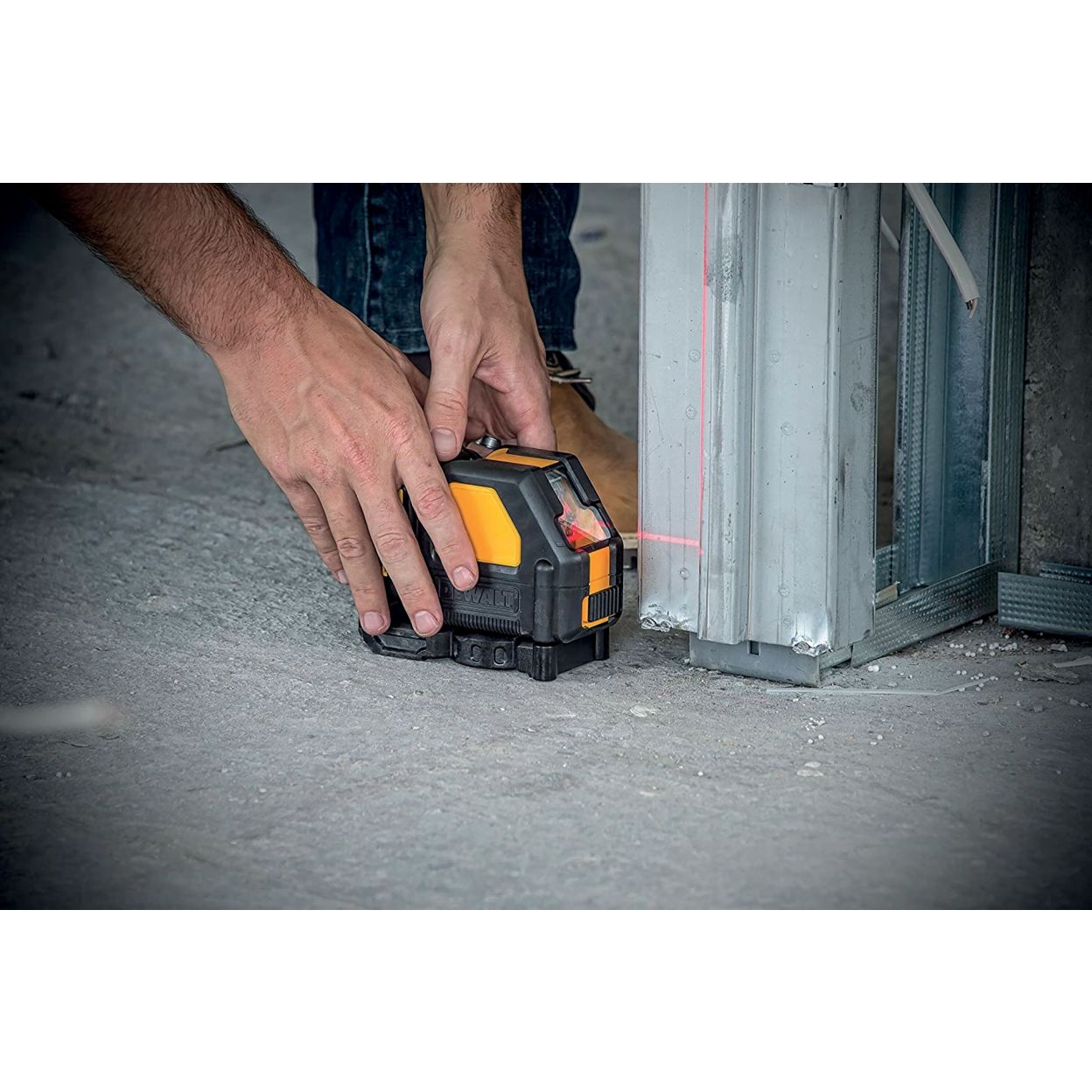 Аккумуляторный лазерный нивелир DEWALT DCE088D1R, 12 В, красный луч, 20 м, с АКБ 2 Ач и ЗУ, в кейсе TSTAK (DCE088D1R-QW)