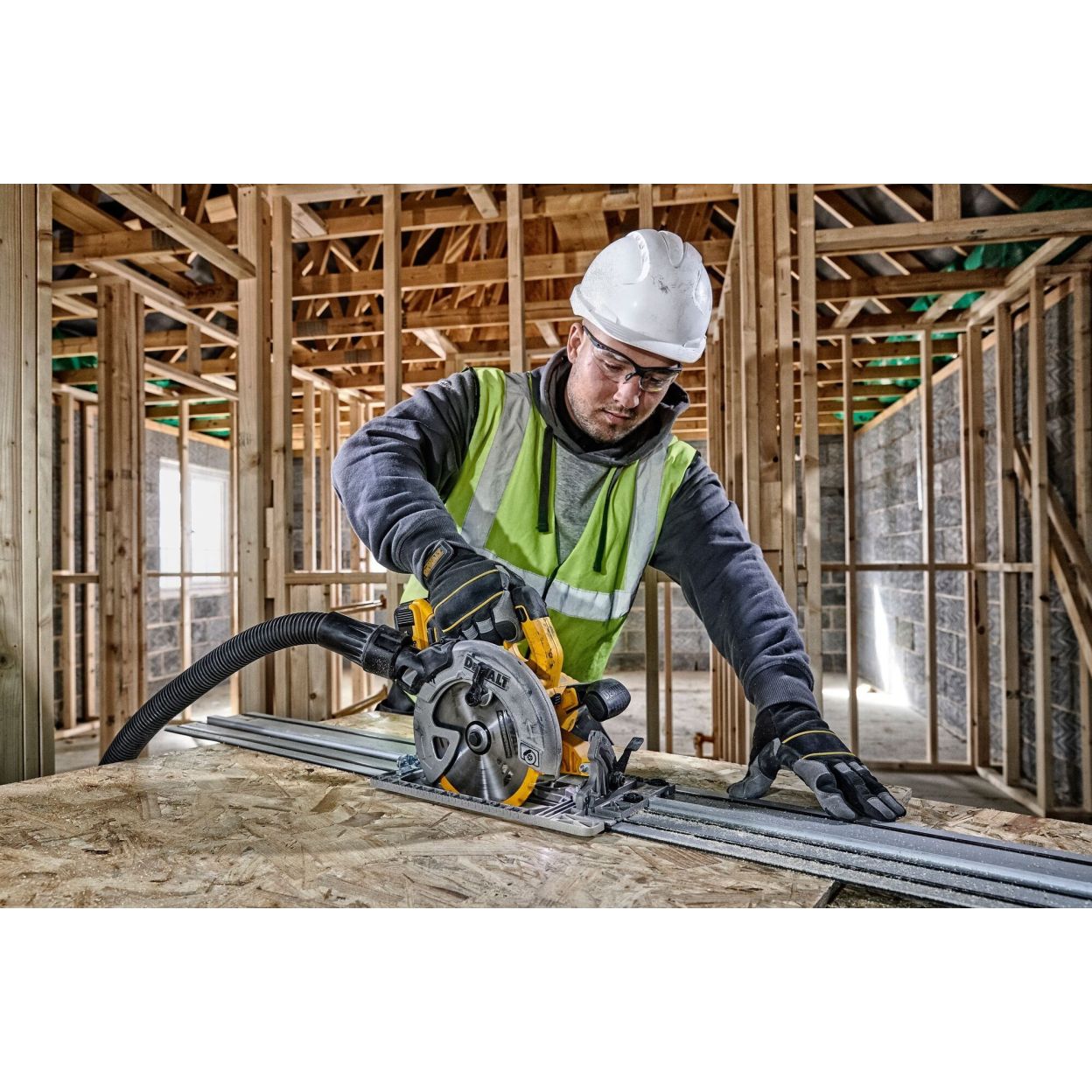 Аккумуляторная дисковая пила DEWALT DCS572P1T, 18 В, 184 мм, 5500 об/мин, с АКБ 5 Ач и ЗУ, в кейсе TSTAK (DCS572P1NT-XJ)