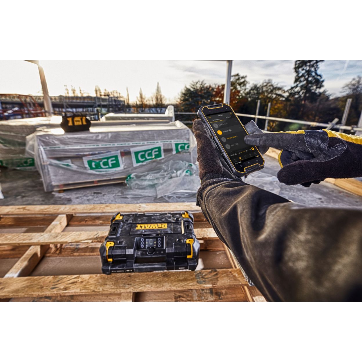 Аккумуляторное зарядное устройство-радиоприемник DEWALT DWST1-81078, 12/18/54 В, 45 Вт (DWST1-81078-QW)