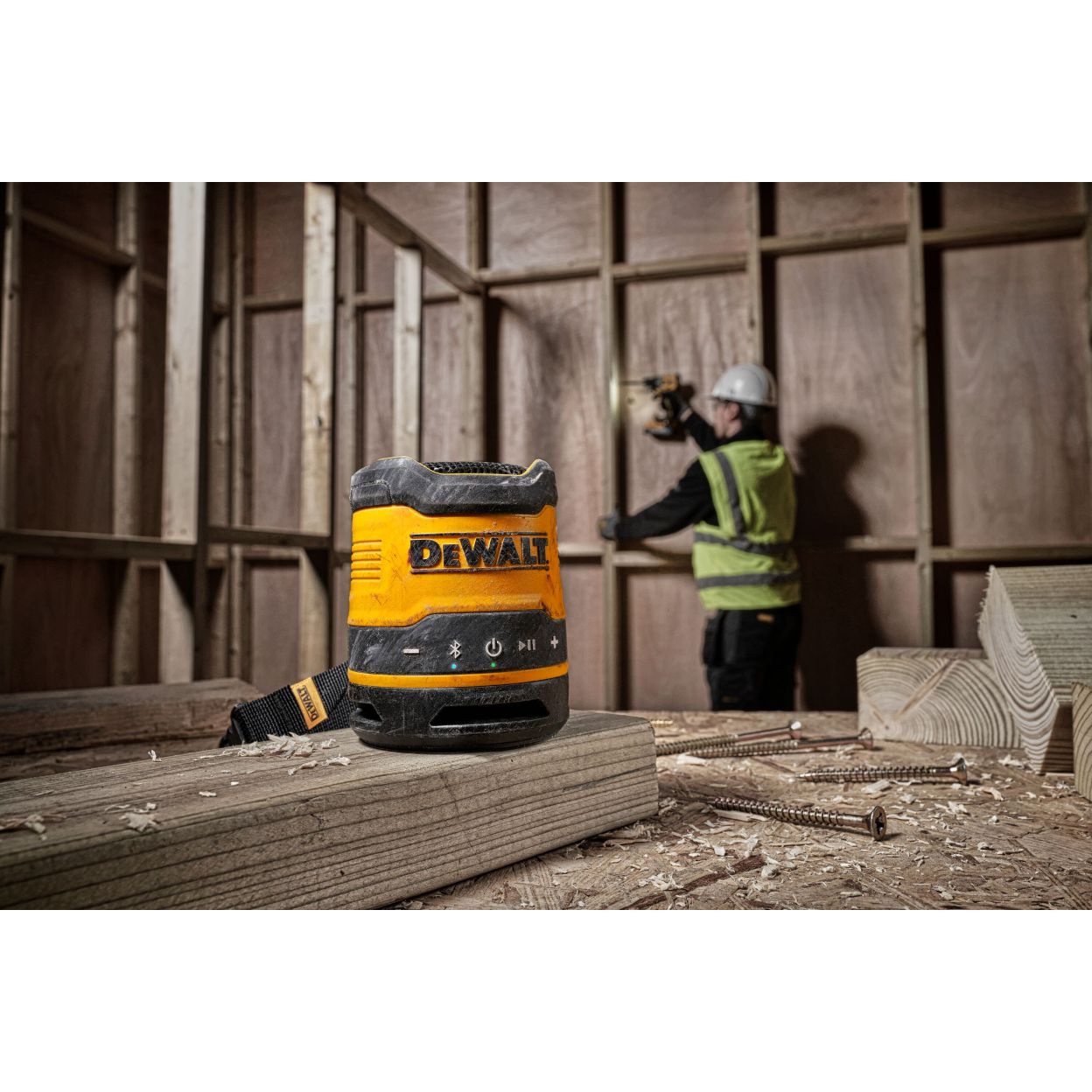 Аккумуляторная портативная аудиосистема DEWALT DCR009, 3.7 В, 5 Вт, со встроенной АКБ (DCR009-XJ)
