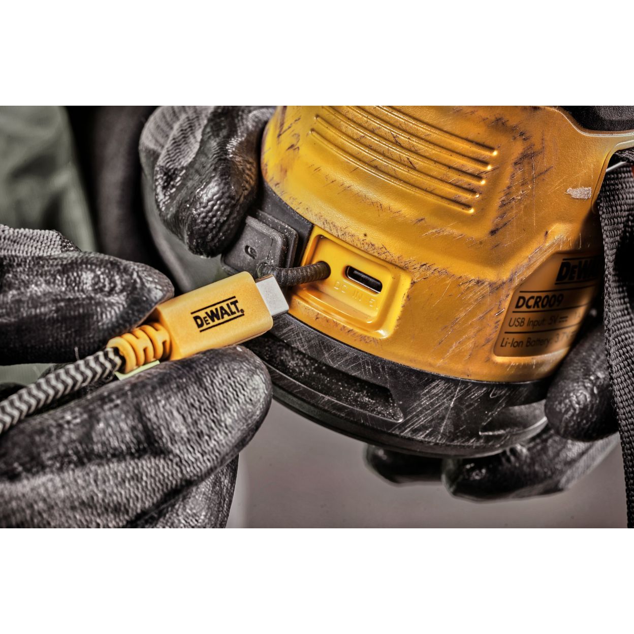 Аккумуляторная портативная аудиосистема DEWALT DCR009, 3.7 В, 5 Вт, со встроенной АКБ (DCR009-XJ)