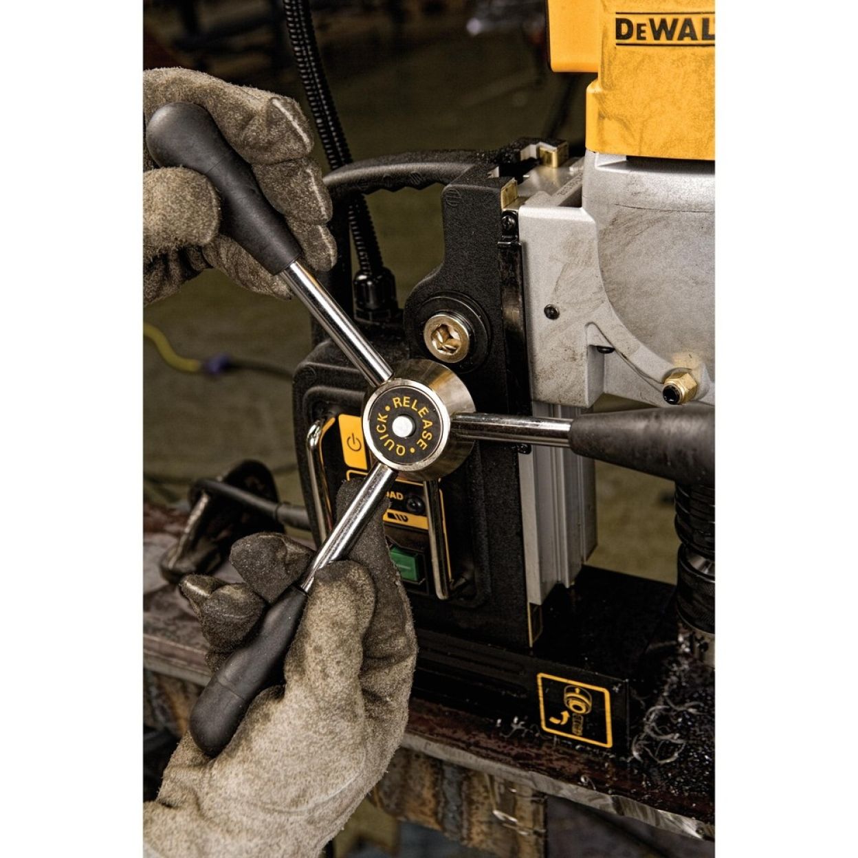 Сверлильный станок на магнитной подошве DEWALT DWE1622K, 1200 Вт