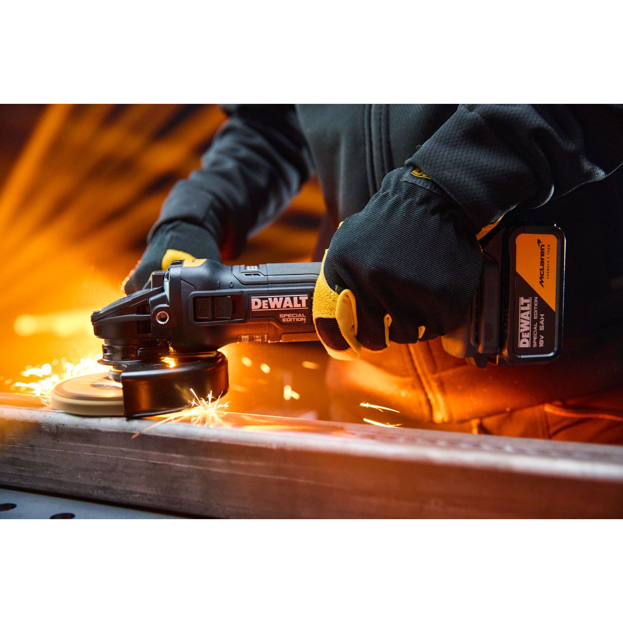Угловая шлифмашина DEWALT McLaren Limited Edition DCG45MP2T, 18 В, 125 мм, 9000 об/мин, с 2 АКБ 5 Ач и ЗУ, в кейсе TSTAK