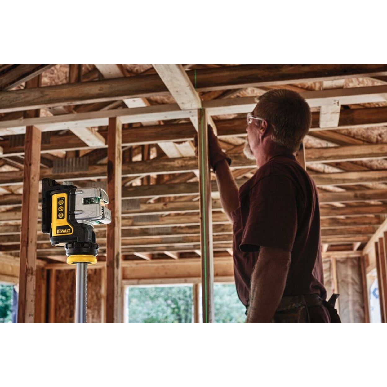 Линейный лазерный нивелир DEWALT, на батарейках, самовыравнивающийся, зеленый, 20 м, в кейсе, DW089CG