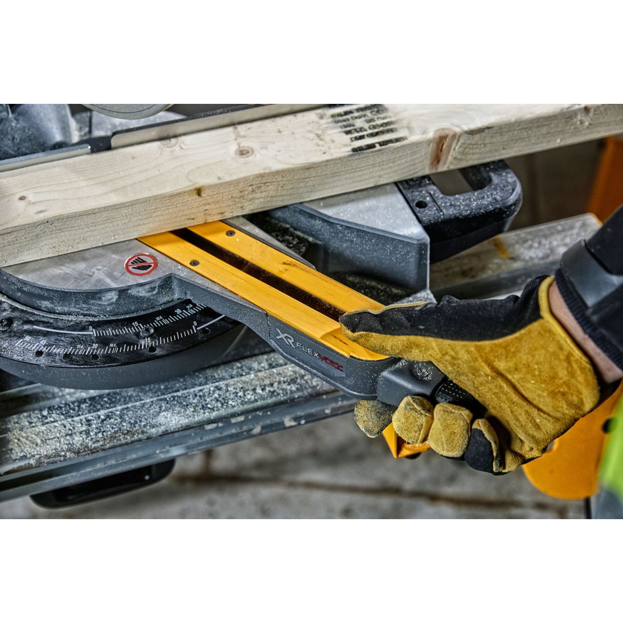 Аккумуляторная торцовочная пила DEWALT DCS777N, 54 В, 216 мм, 6300 об/мин, без АКБ и ЗУ (DCS777N-XJ)