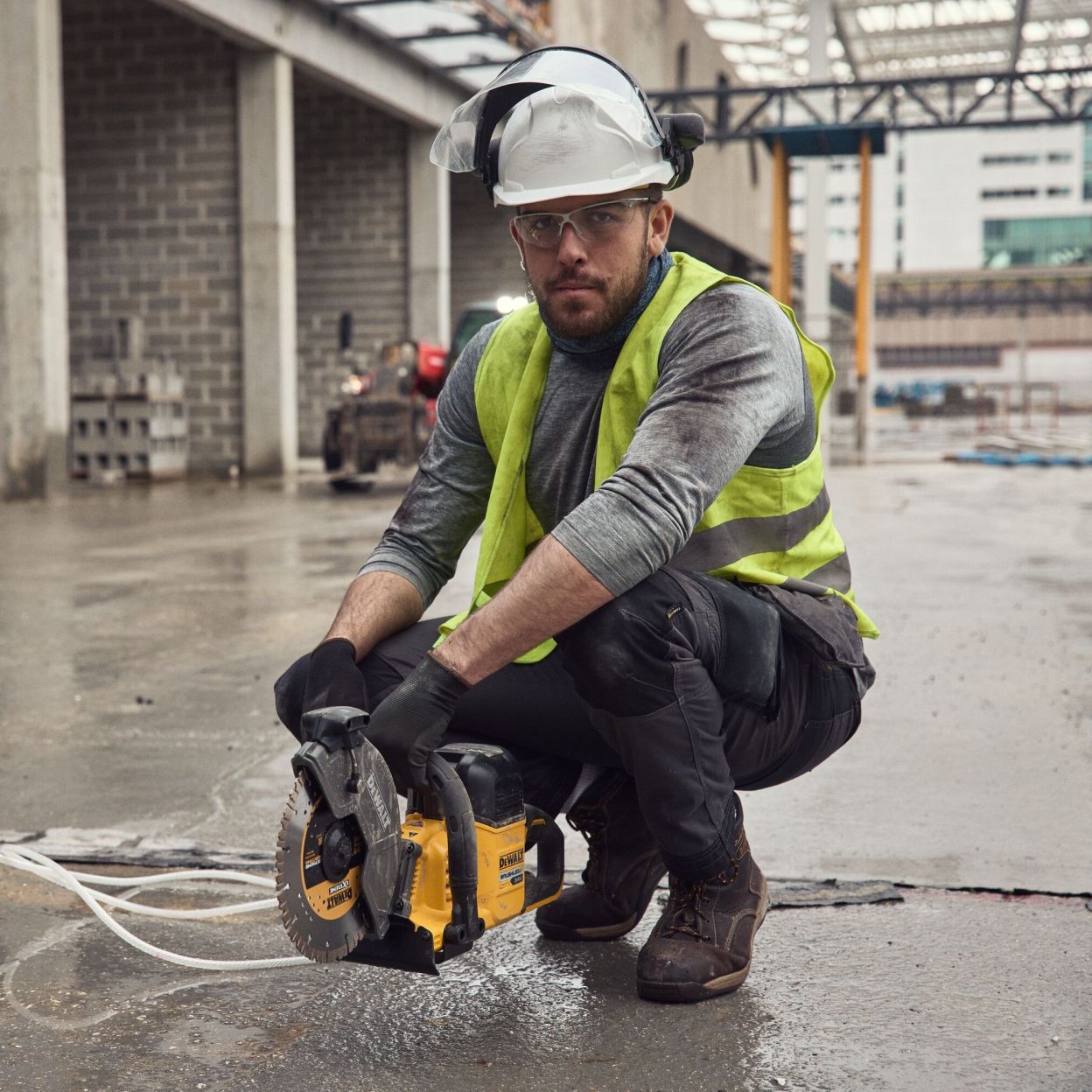 Аккумуляторная отрезная машина DEWALT DCS691X2, 54 В, 230 мм, 6600 об/мин, с 2 АКБ 3 Ач и ЗУ (DCS691X2-QW)