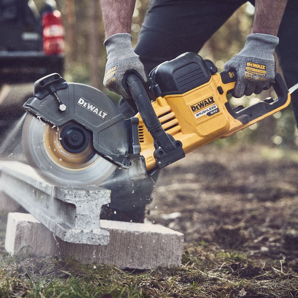 Аккумуляторная отрезная машина DEWALT DCS691X2, 54 В, 230 мм, 6600 об/мин, с 2 АКБ 3 Ач и ЗУ (DCS691X2-QW)