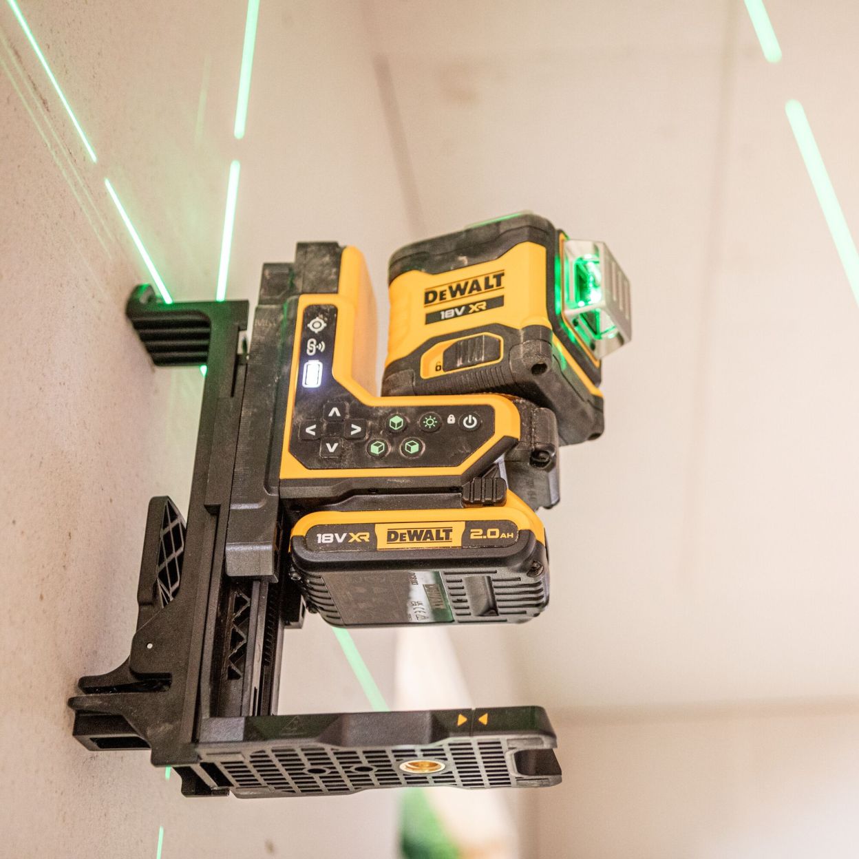 Аккумуляторный лазерный нивелир DEWALT DCLE34035B, 18 В, зеленый луч, 80 м, без АКБ и ЗУ, в кейсе (DCLE34035B-XJ)
