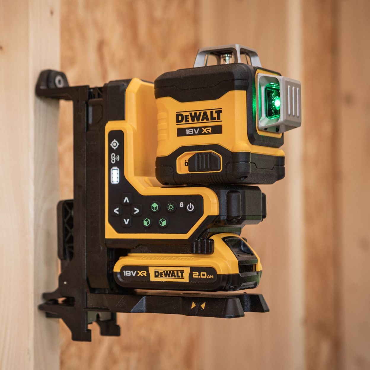 Аккумуляторный лазерный нивелир DEWALT DCLE34035B, 18 В, зеленый луч, 80 м, без АКБ и ЗУ, в кейсе (DCLE34035B-XJ)