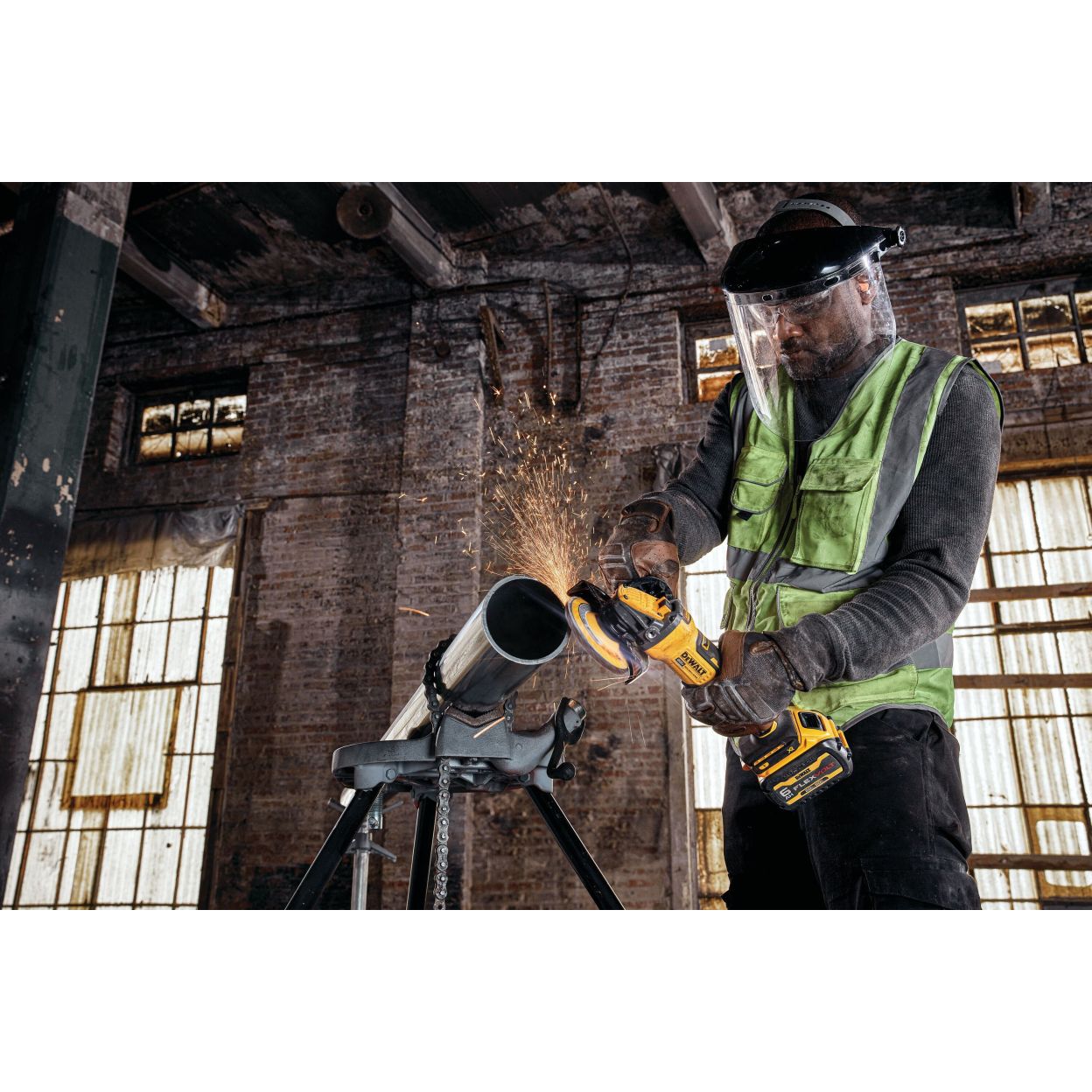 Аккумуляторная угловая шлифмашина DEWALT DCG415B, 20 В, 125 мм, 9000 об/мин, без АКБ и ЗУ (DCG415B-XJ)