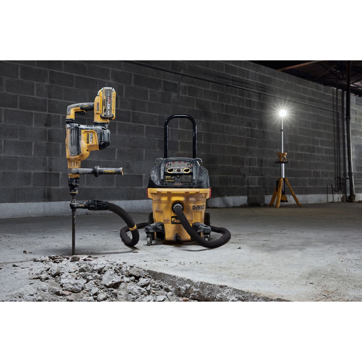 Строительный пылесос DEWALT DWV905H, 1400 Вт, 38 л (DWV905H-QS)