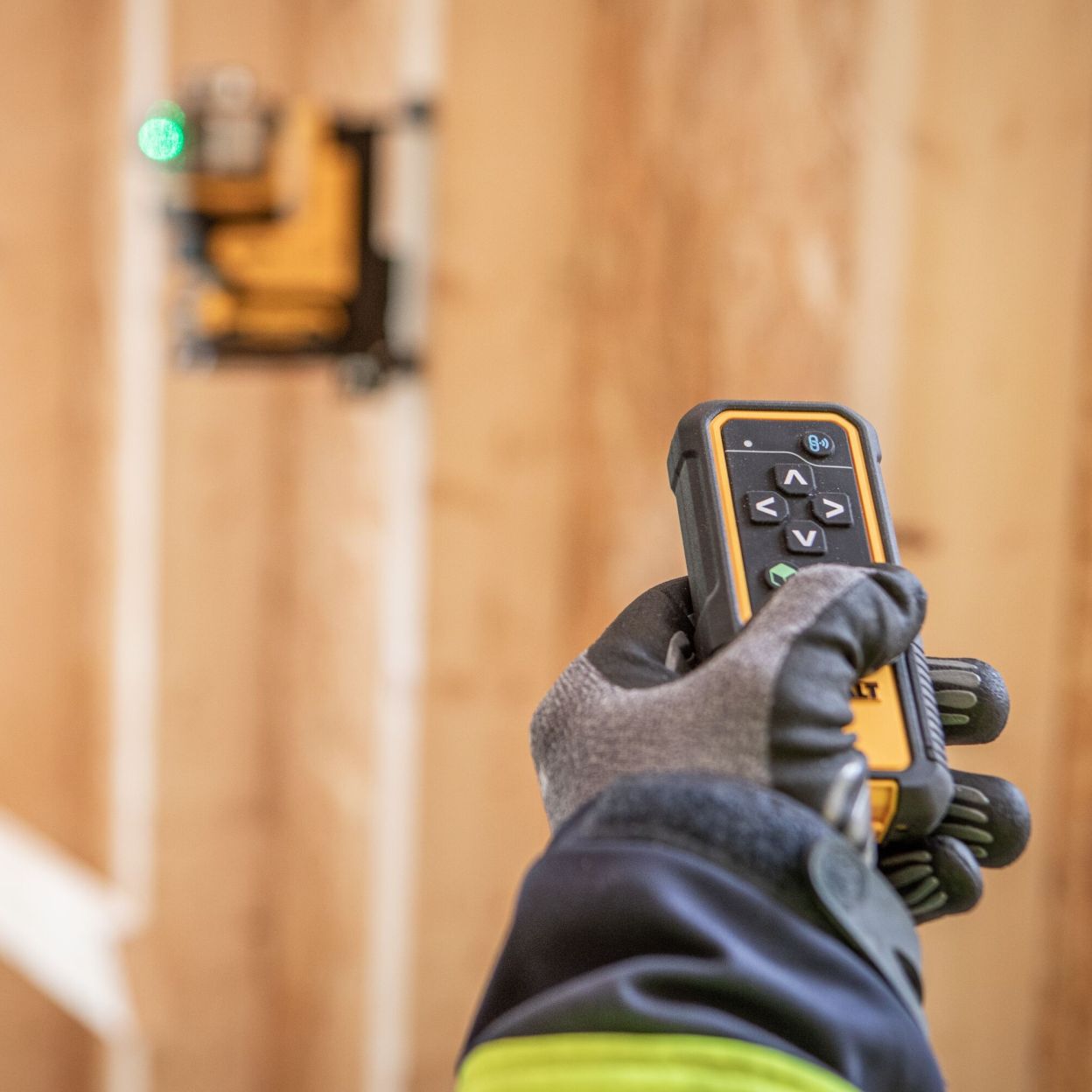 Аккумуляторный лазерный нивелир DEWALT DCLE34035D1, 18 В, зеленый луч, 80 м, с АКБ 2 Ач и ЗУ, в кейсе TSTAK (DCLE34035D1-QW)