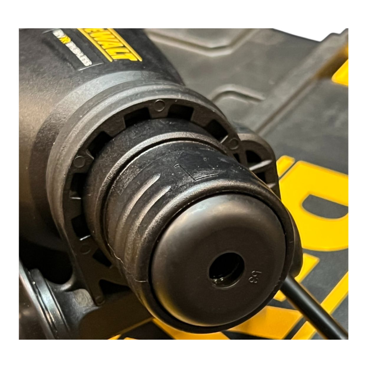 Аккумуляторный перфоратор DEWALT DCH072L2, 12 В, 1.2 Дж, 4280 уд/мин, с 2 АКБ 3 Ач и ЗУ, в кейсе TSTAK (УЦЕНЕННЫЙ ТОВАР) (DCH072L2-QW/U)