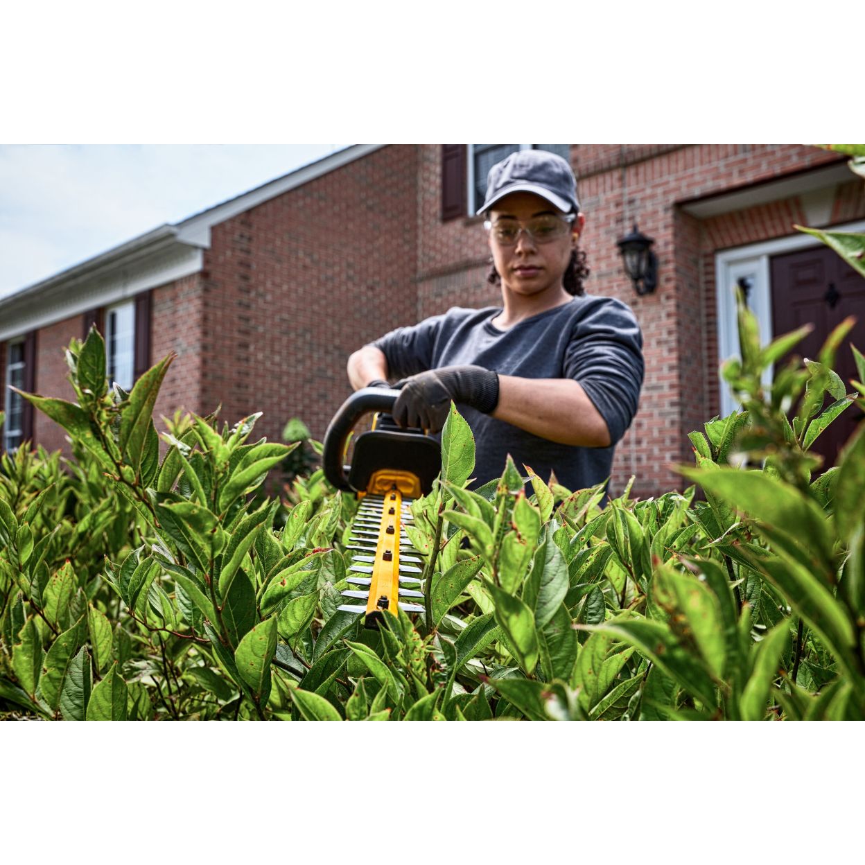 Аккумуляторный кусторез DEWALT DCMHT573N, 54 В, 65 см, 3400 ход/мин, без АКБ и ЗУ (DCMHT573N-XJ)