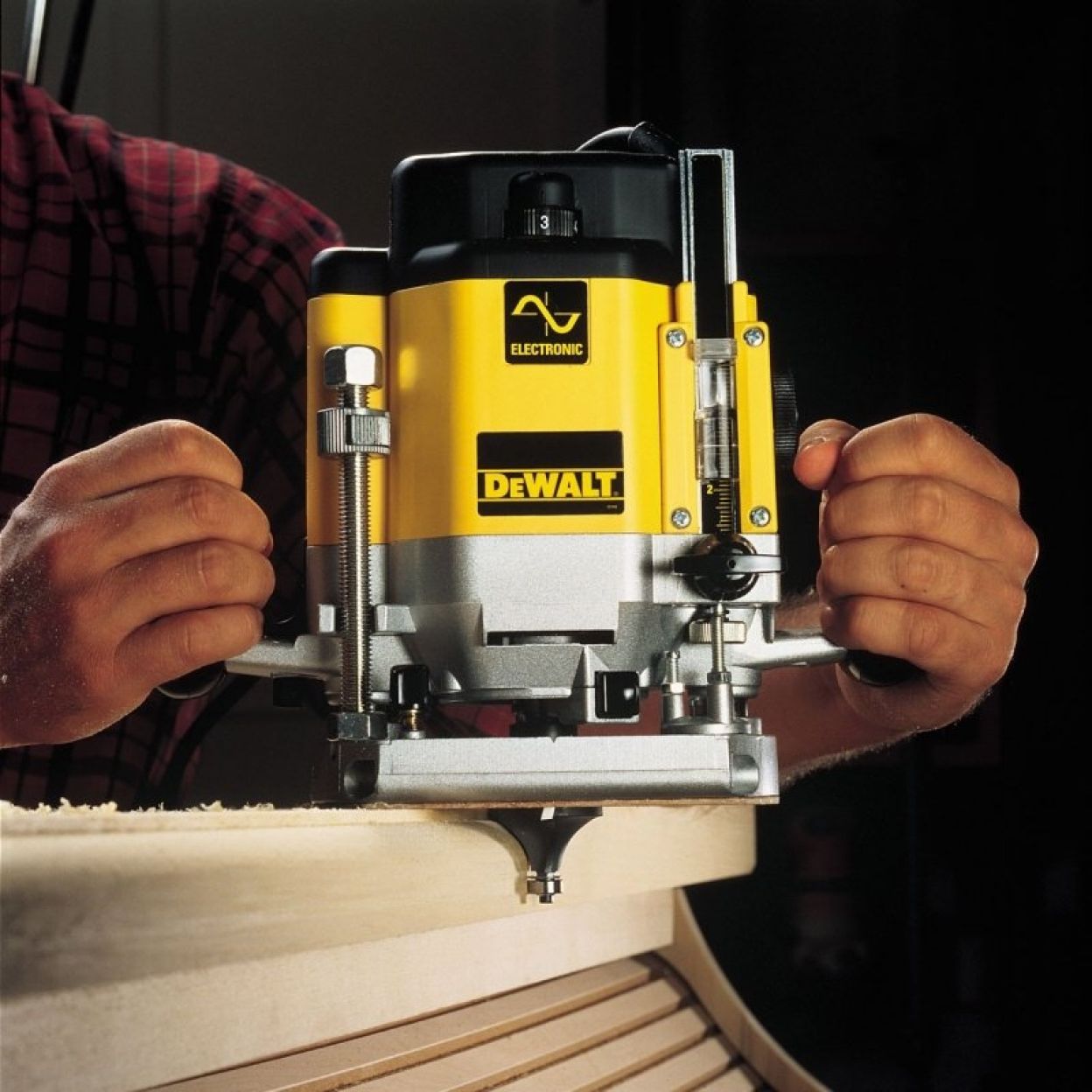 Фрезер двуручный DEWALT DW625E 2000Вт