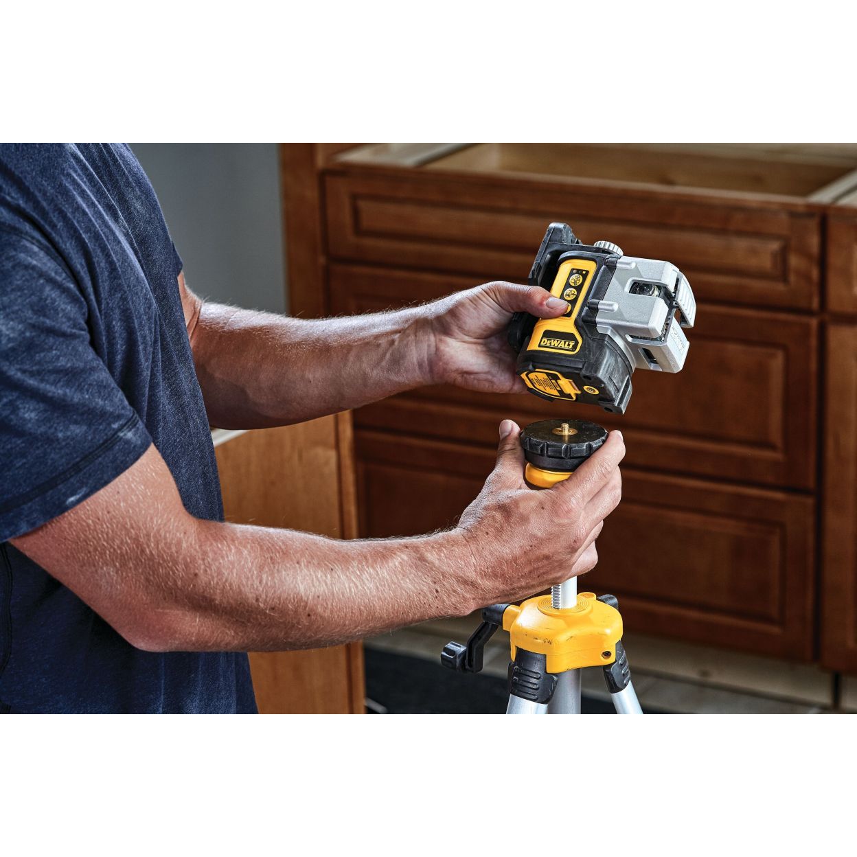 Лазерный нивелир DEWALT DW089CG-XJ, самовыравнивающийся, зеленый луч, 20 м, в кейсе