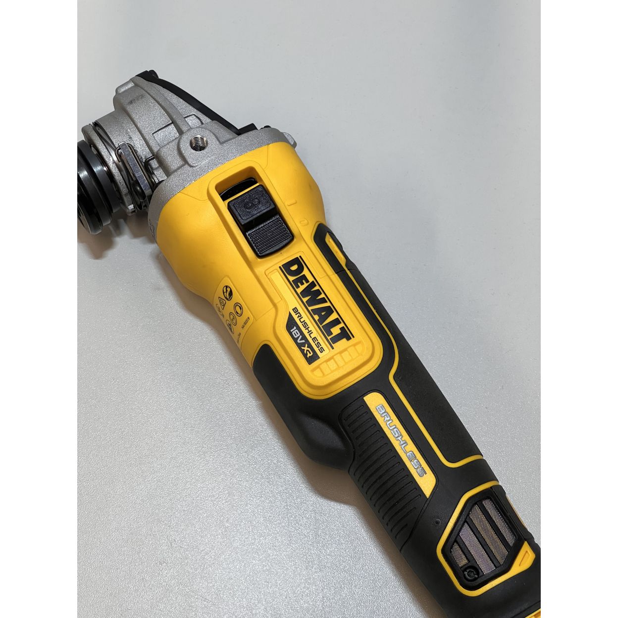 Угловая шлифмашина DEWALT DCG405N, 18 В, 125 мм, 9000 об/мин, без АКБ и ЗУ (УЦЕНЕННЫЙ ТОВАР) (DCG405N-XJ/U3)