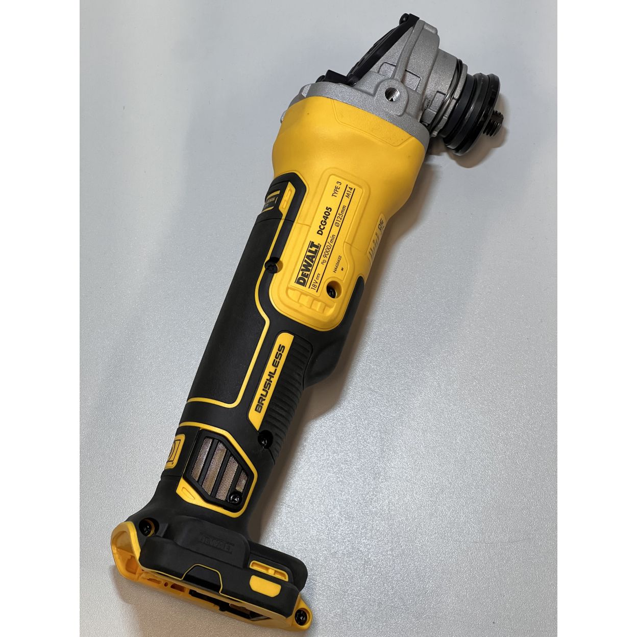 Угловая шлифмашина DEWALT DCG405N, 18 В, 125 мм, 9000 об/мин, без АКБ и ЗУ (УЦЕНЕННЫЙ ТОВАР) (DCG405N-XJ/U3)