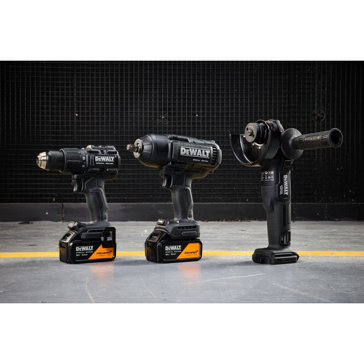 Аккумуляторный набор DEWALT McLaren Limited Edition DCK3222MP2T, 18 В: дрель + гайковерт + УШМ, с 2 АКБ 5 Ач и ЗУ, в кейсе TSTAK