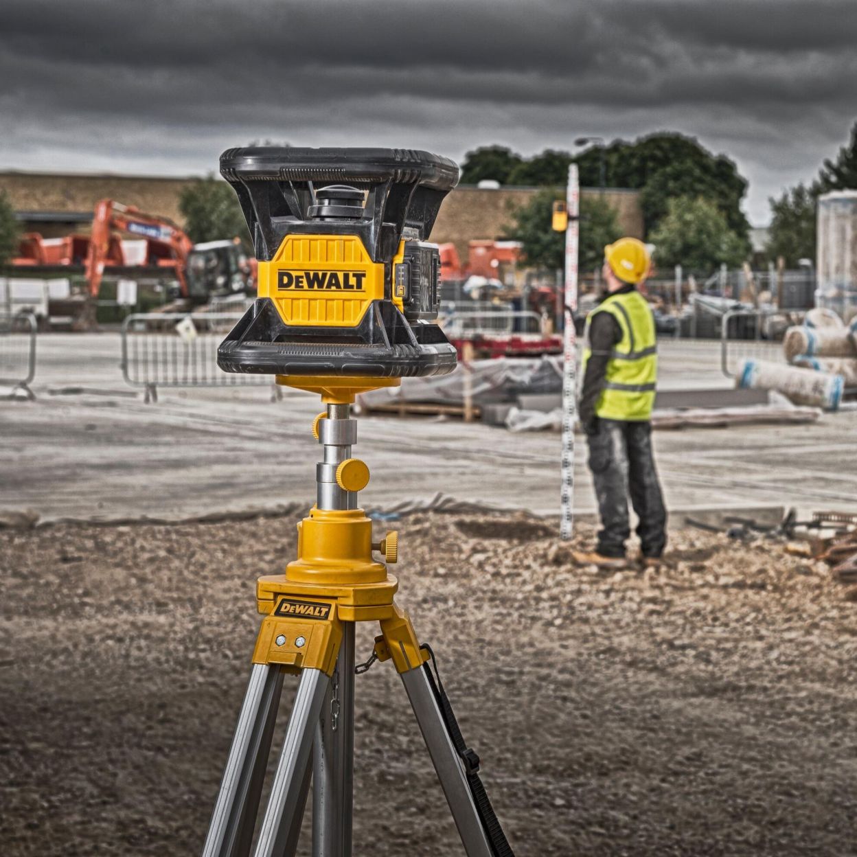 Аккумуляторный лазерный нивелир DEWALT DCE074D1R, 18 В, красный луч, 45 м, с АКБ 2 Ач и ЗУ, в кейсе TSTAK (DCE074D1R-QW)