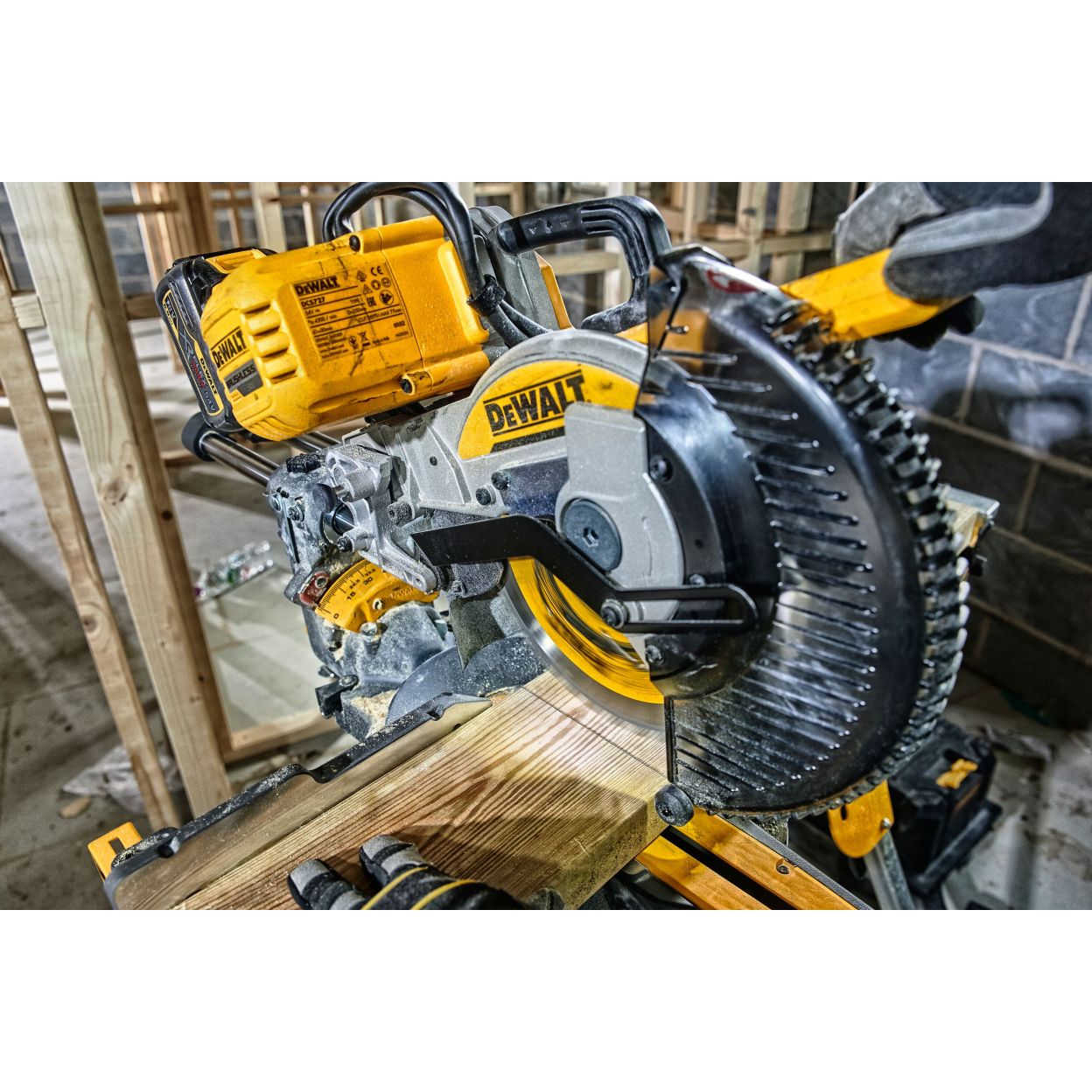 Аккумуляторная торцовочная пила DEWALT DCS727N, 54 В, 250 мм, 4300 об/мин, без АКБ и ЗУ (DCS727N-XJ)