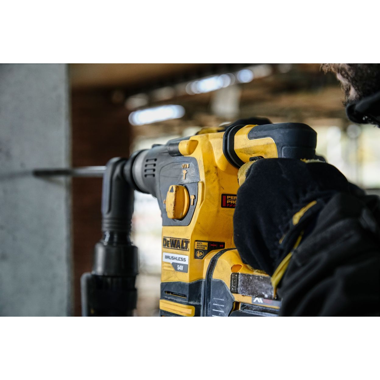 Аккумуляторный бесщеточный перфоратор DEWALT 54 В, 2.8 Дж, 4390 уд/мин, 980 об/мин, без АКБ и ЗУ, в кейсе TSTAK, DCH323NT