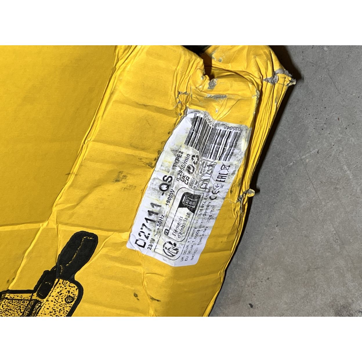 Комбинированная торцовочная пила DEWALT D27111, 1500 Вт, 305 мм, 2950 об/мин, (УЦЕНЕННЫЙ ТОВАР) (D27111-QS/U2)