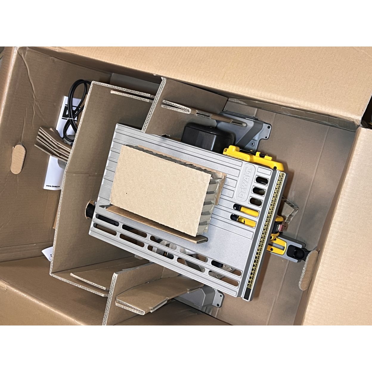Комбинированная торцовочная пила DEWALT D27111, 1500 Вт, 305 мм, 2950 об/мин, (УЦЕНЕННЫЙ ТОВАР) (D27111-QS/U2)