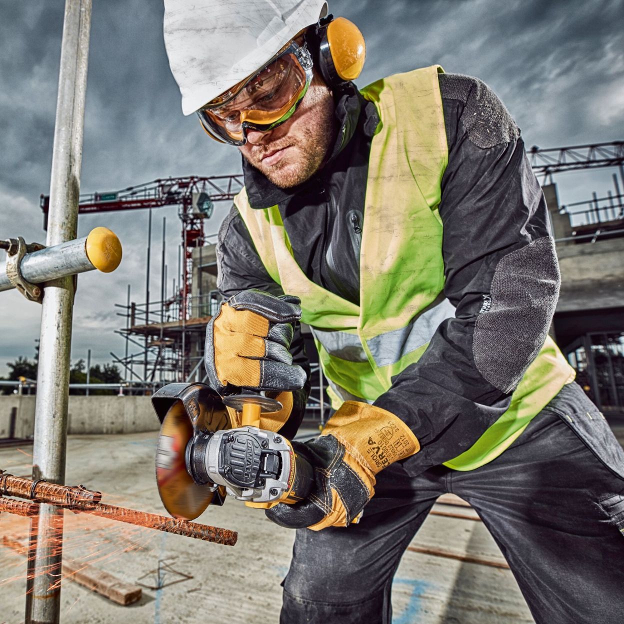 Аккумуляторная угловая шлифмашина DEWALT DCG406P2LRT, 18 В, 125 мм, 9000 об/мин, с 2 АКБ 5 Ач без ЗУ, в кейсе TSTAK (DCG406P2LRT-XJ)