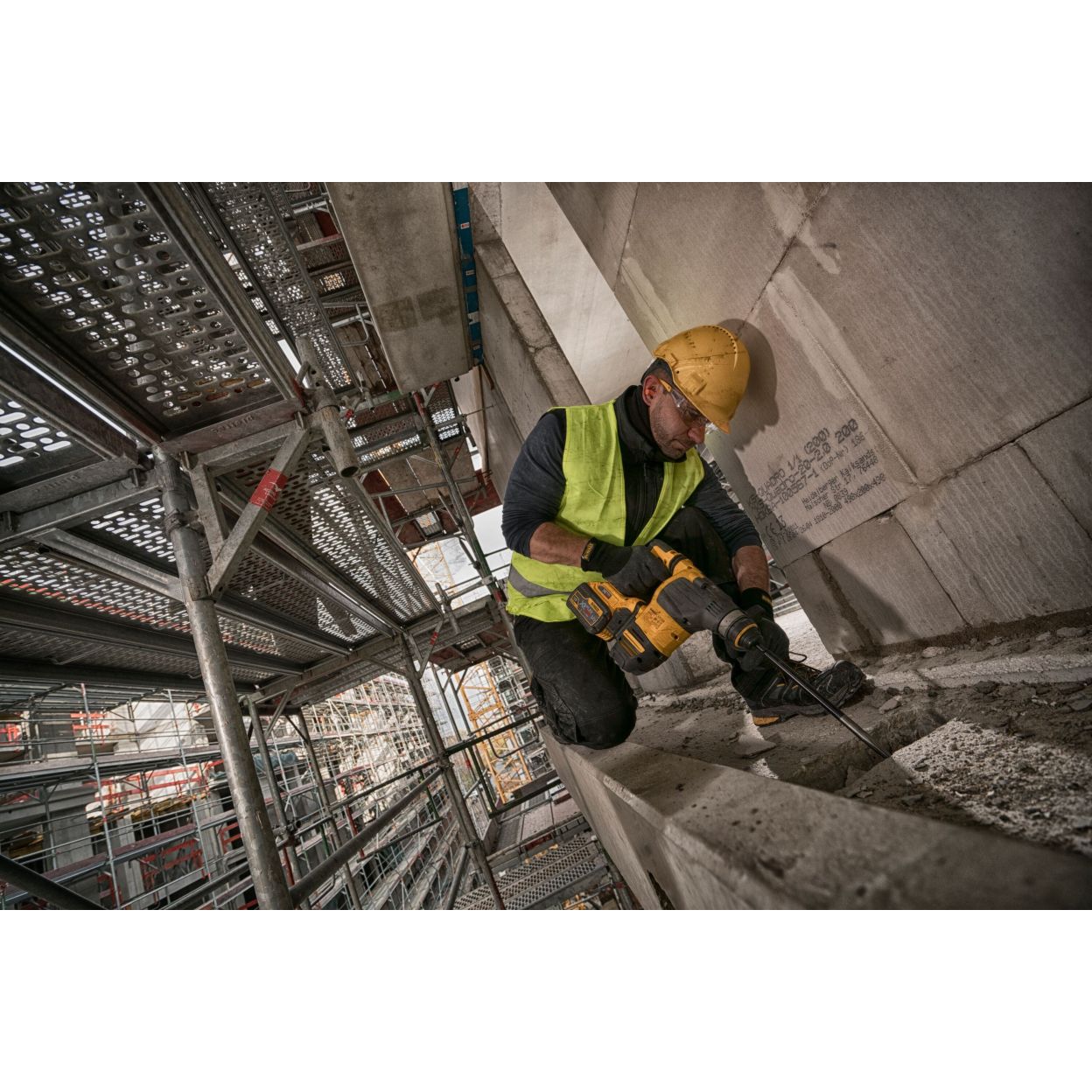 Аккумуляторный бесщеточный перфоратор DEWALT 54 В, 2.8 Дж, 4390 уд/мин, 980 об/мин, без АКБ и ЗУ, в кейсе TSTAK, DCH323NT