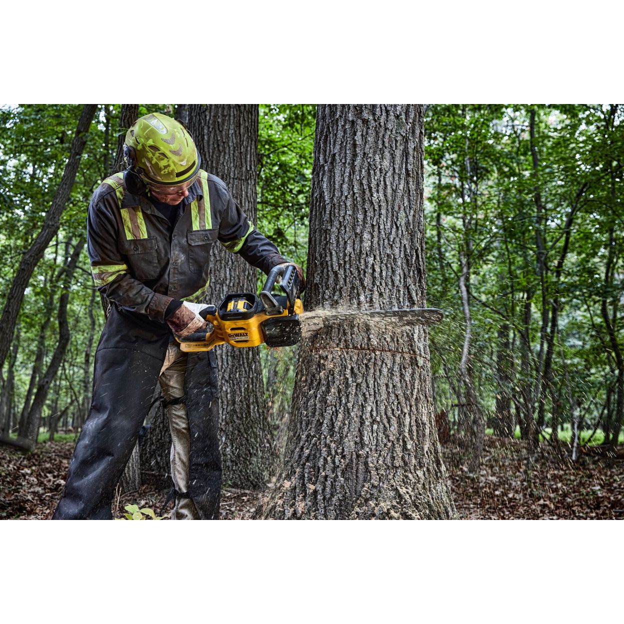 Аккумуляторный набор садовой техники DEWALT, 54 В: цепная пила DCMCS575 + триммер DCM571, с АКБ 3 Ач и ЗУ