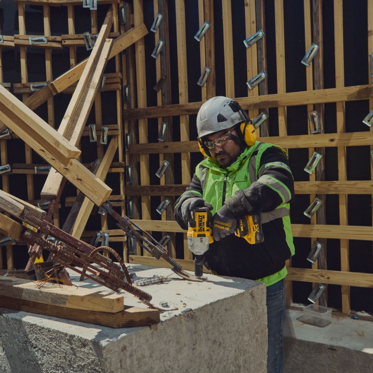 Аккумуляторный гайковерт DEWALT DCF964H2G, 18 В, 2576 Нм, 2015 уд/мин, с 2 АКБ 5 Ач и ЗУ, в чехле (DCF964H2G-QW)