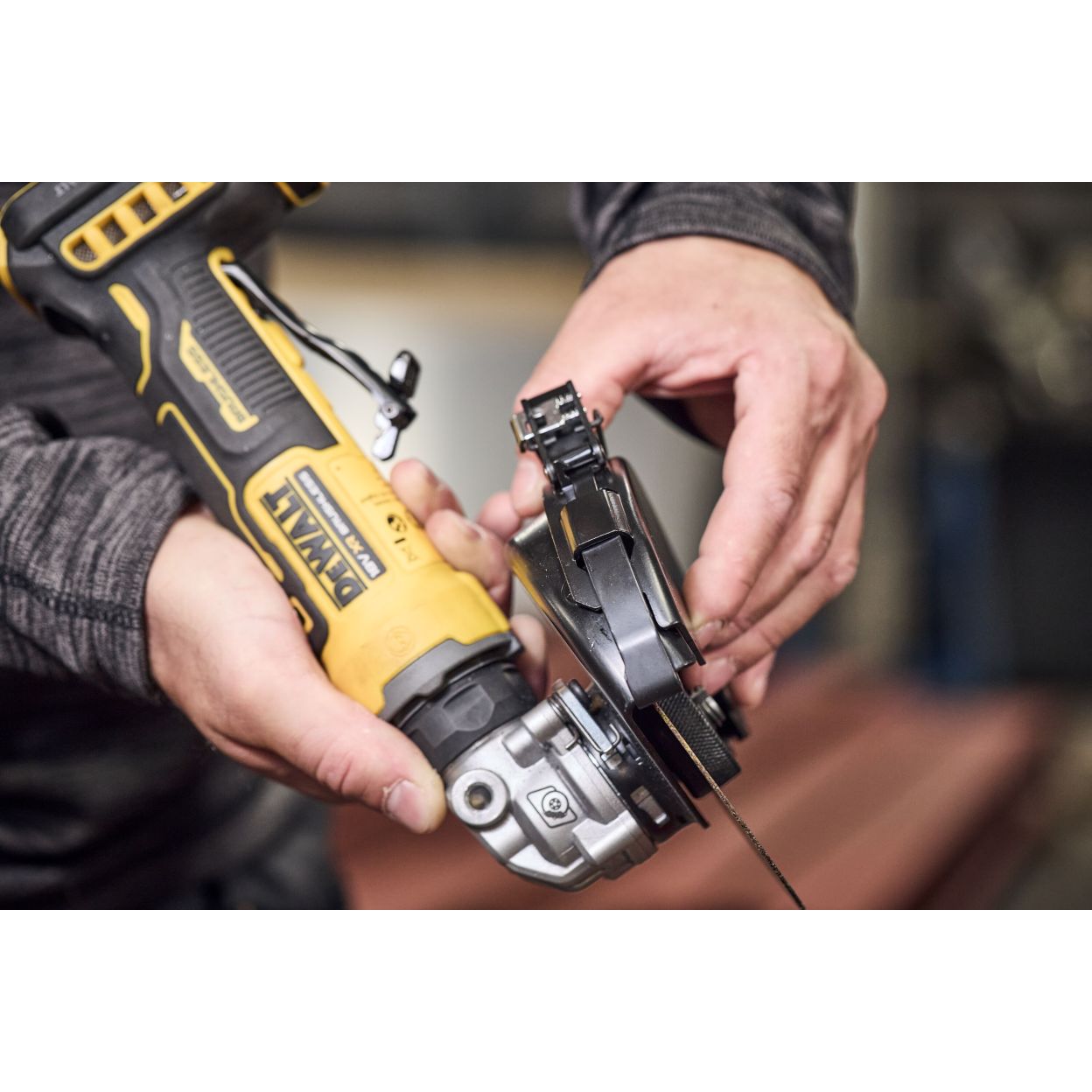 Аккумуляторная угловая шлифмашина DEWALT DCG404S2T, 18 В, 125 мм, 11000 об/мин, с 2 АКБ 3.5 Ач и ЗУ в кейсе TSTAK (DCG404S2T-QW)