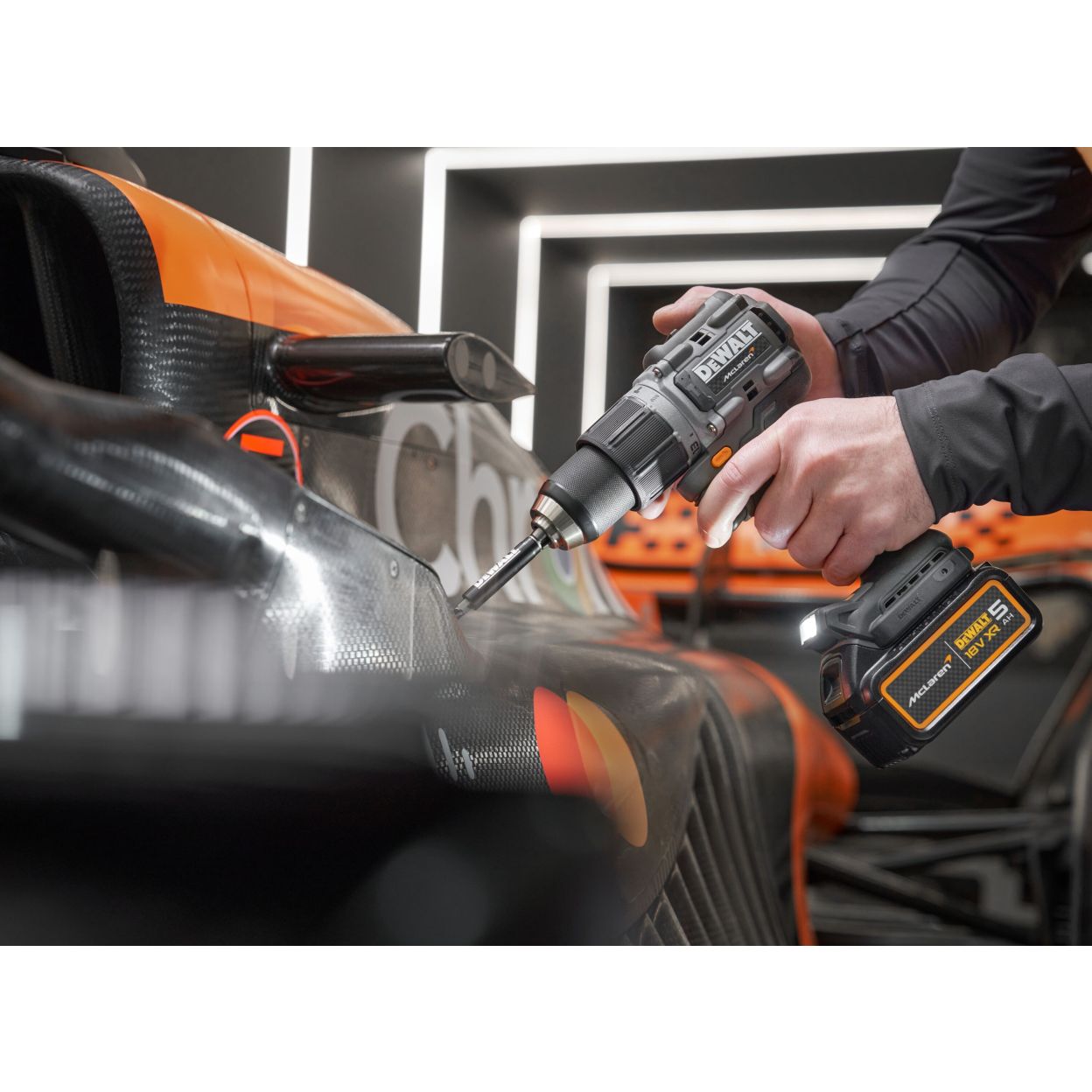 Аккумуляторный набор DEWALT McLaren Limited Edition DCK200MM2T: дрель-шуруповерт + шуруповерт, с 2 АКБ 4 Ач и ЗУ, в кейсе TSTAK