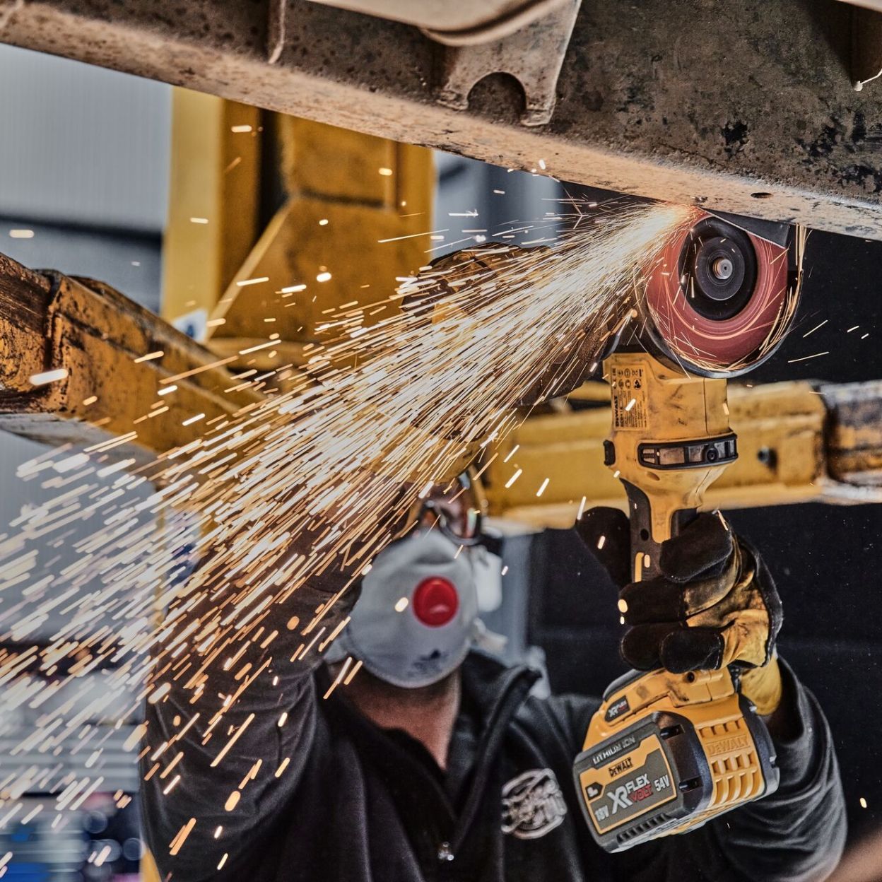 Аккумуляторная угловая шлифмашина DEWALT DCG418X2, 54 В, 125 мм, 9000 об/мин, с 2 АКБ 3 Ач и ЗУ, в кейсе TSTAK (DCG418X2-QW)