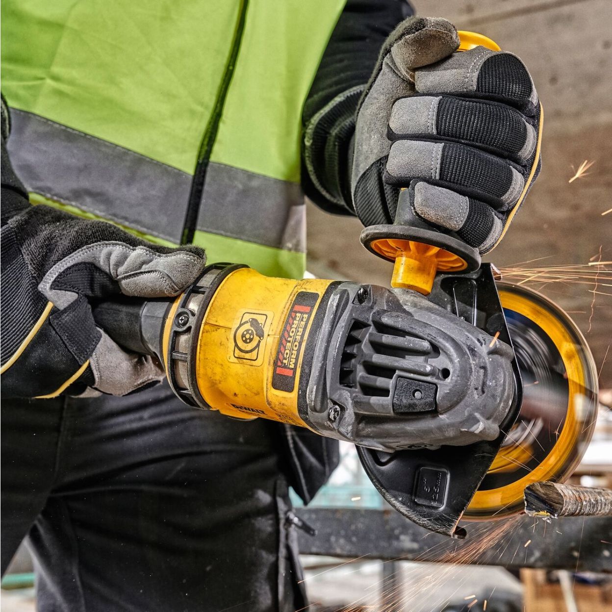 Аккумуляторная угловая шлифмашина DEWALT DCG418X2, 54 В, 125 мм, 9000 об/мин, с 2 АКБ 3 Ач и ЗУ, в кейсе TSTAK (DCG418X2-QW)