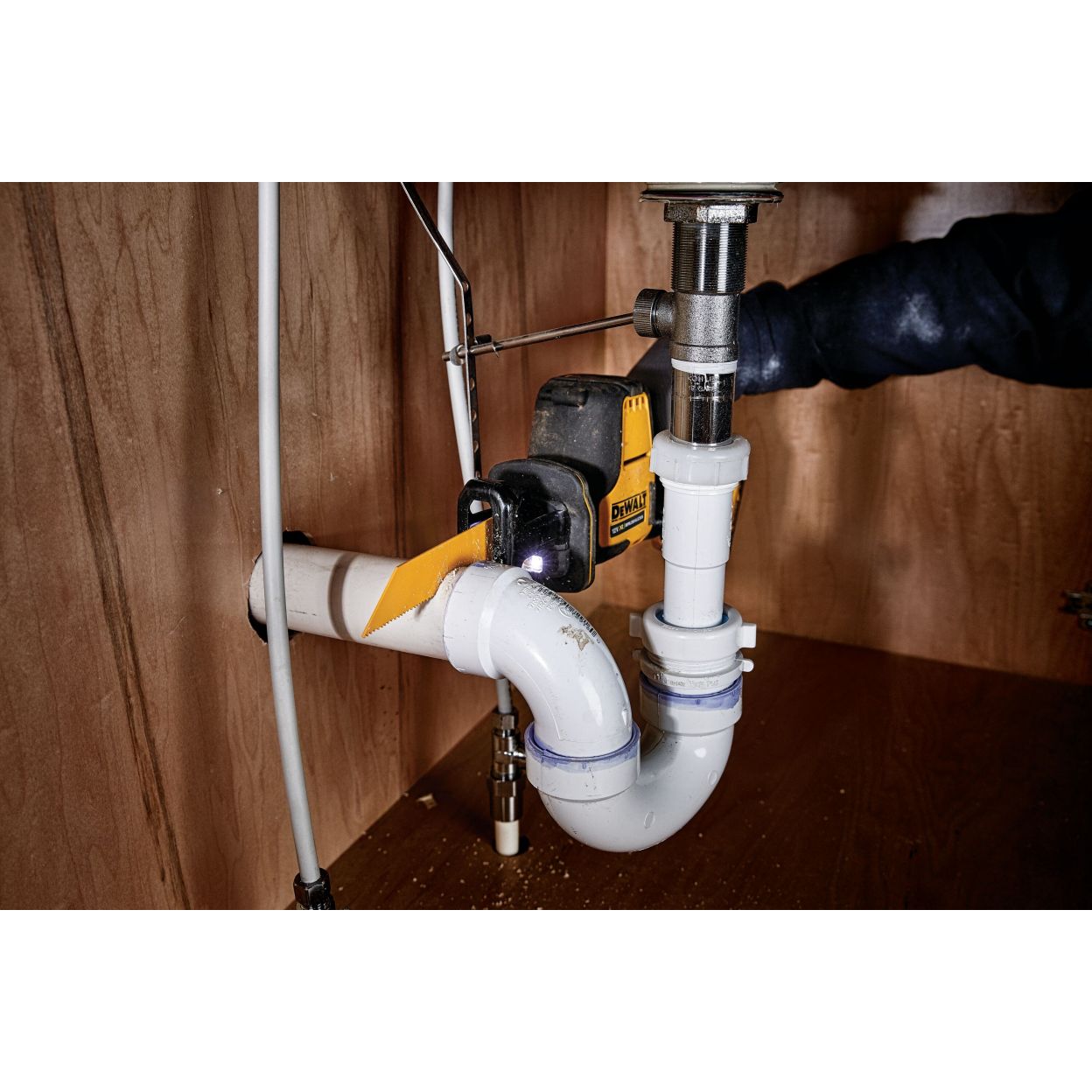 Аккумуляторная сабельная пила DEWALT DCS312L1, 12 В, 2800 ход/мин, 16 мм, с АКБ 5 Ач и ЗУ (DCS312L1N-XJ)