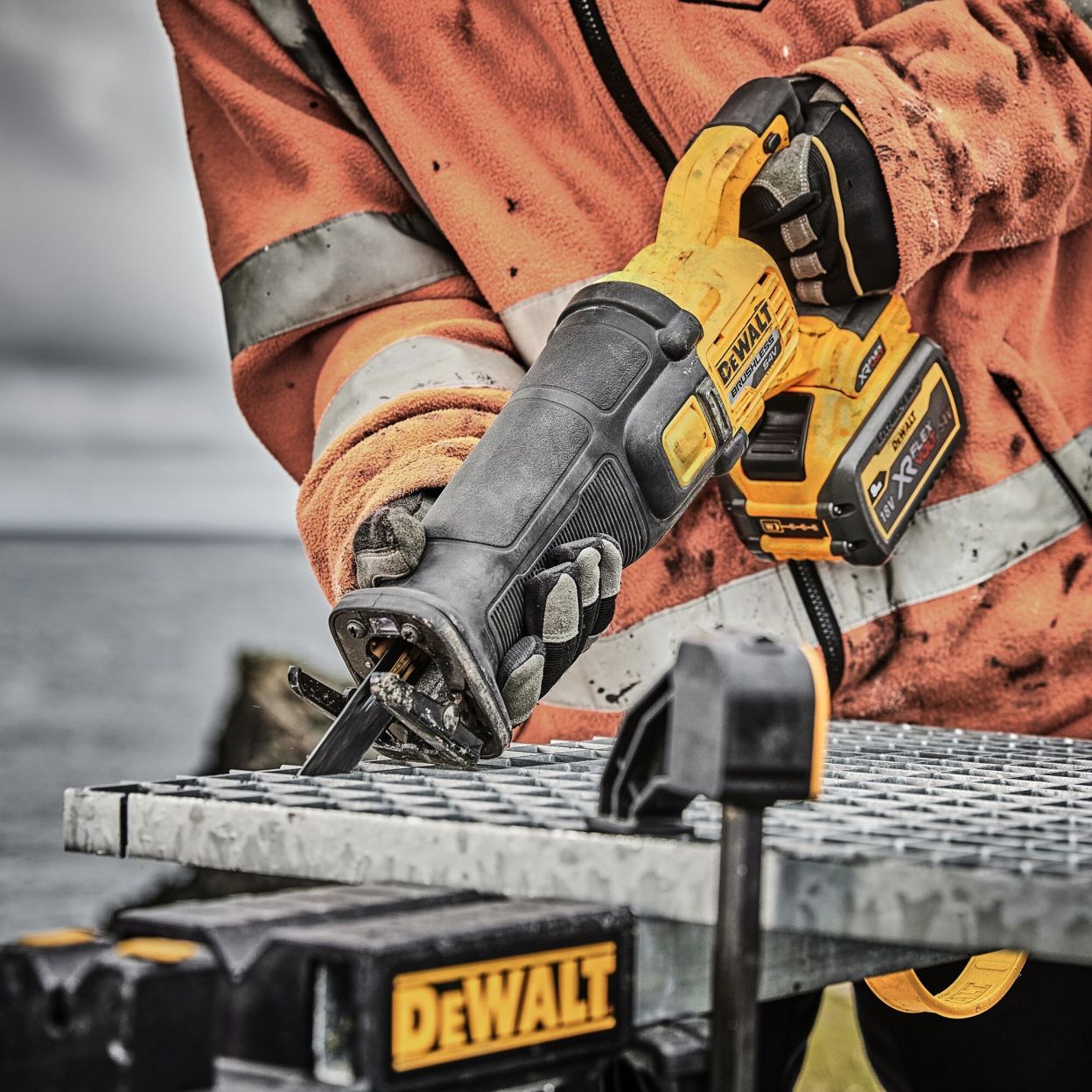 Аккумуляторная сабельная пила DEWALT DCS389N, 54 В, 3000 ход/мин, 28.6 мм, без АКБ и ЗУ (DCS389N-XJ)