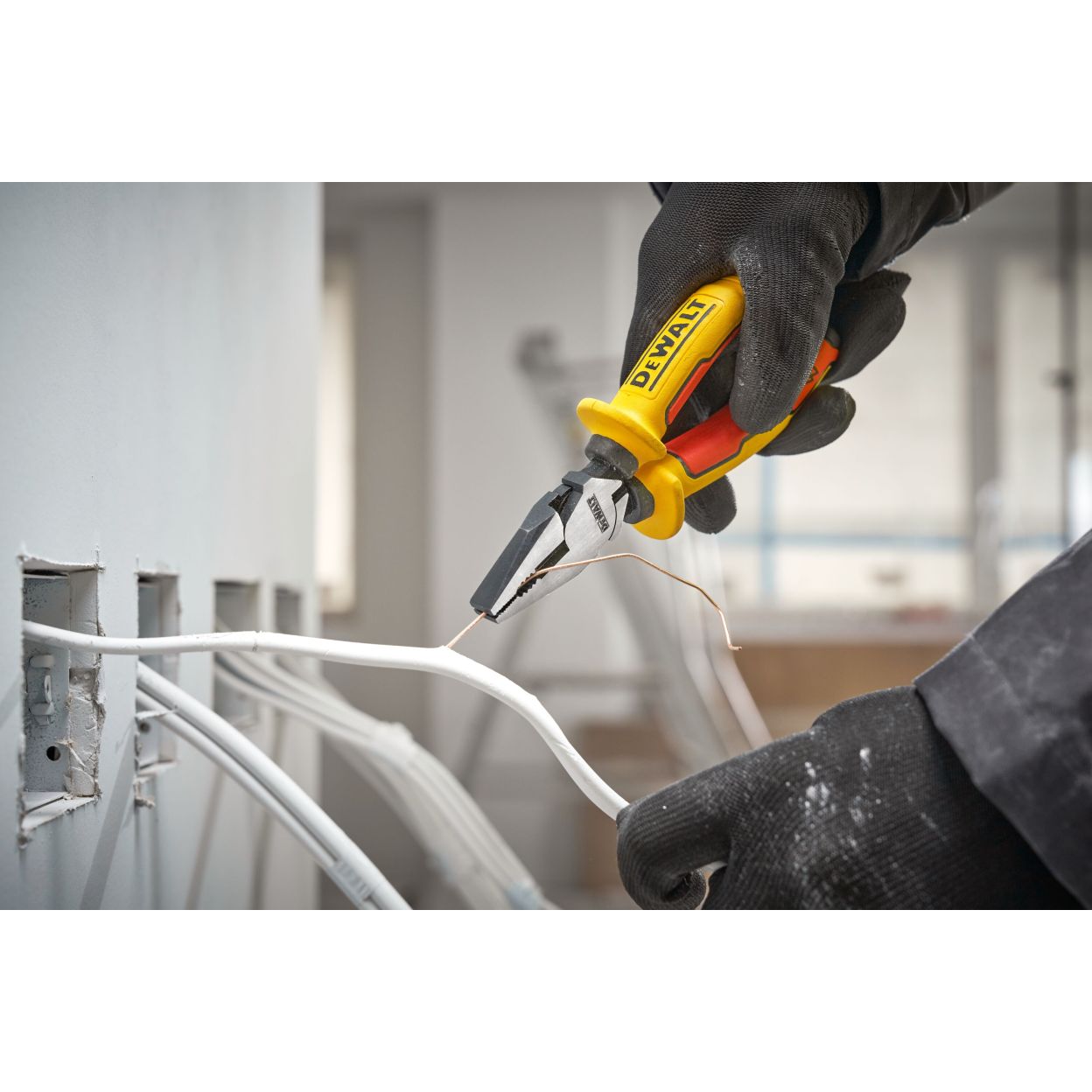 Комбинированные плоскогубцы DEWALT DWHT82810-0, с токоизолирующими рукоятками, 16 см