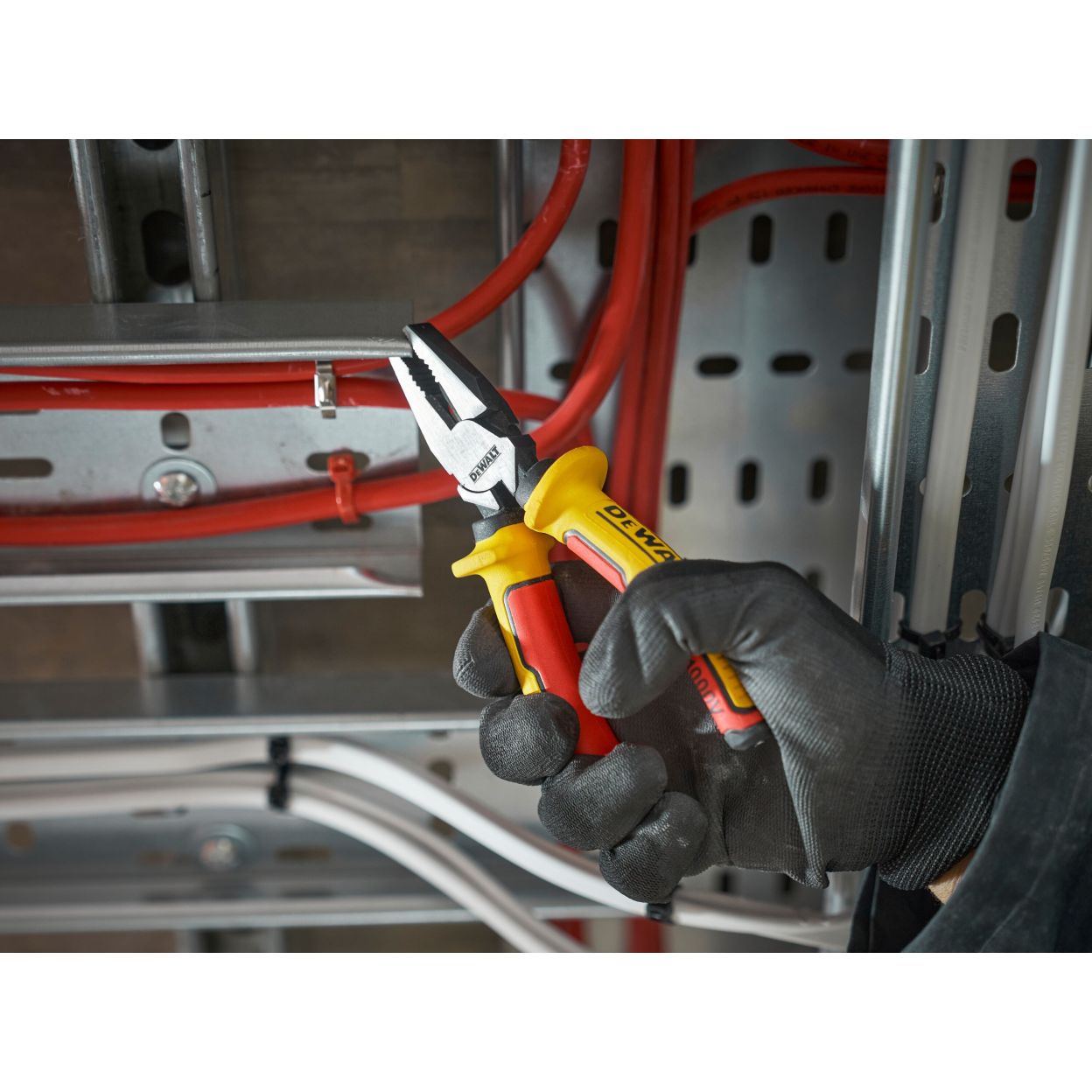 Комбинированные плоскогубцы DEWALT DWHT82810-0, с токоизолирующими рукоятками, 16 см