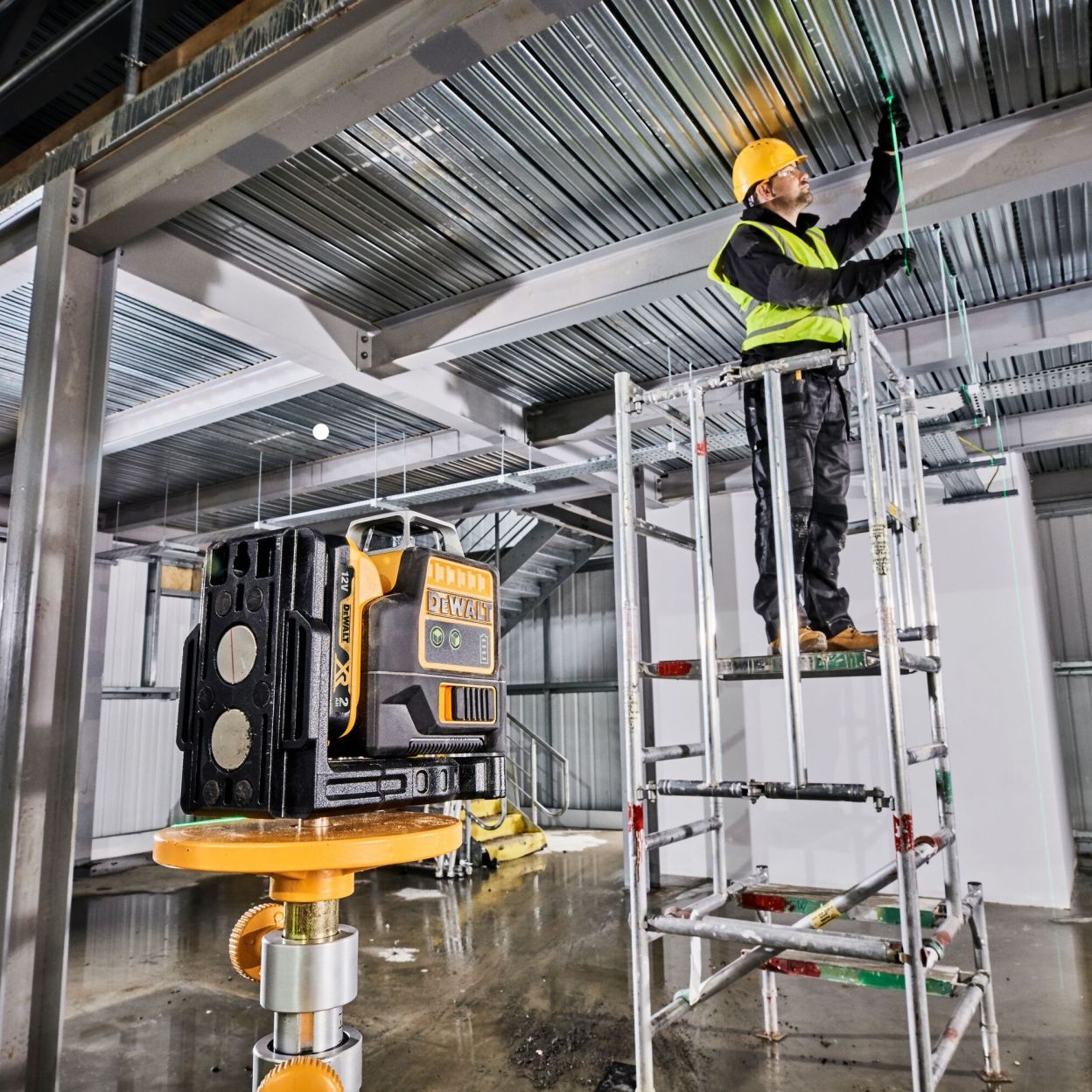 Аккумуляторный лазерный нивелир DEWALT DCE0811D1G, 12 В, зеленый луч, 35 м, с АКБ 2 Ач и ЗУ, в кейсе TSTAK (DCE0811D1G-QW)