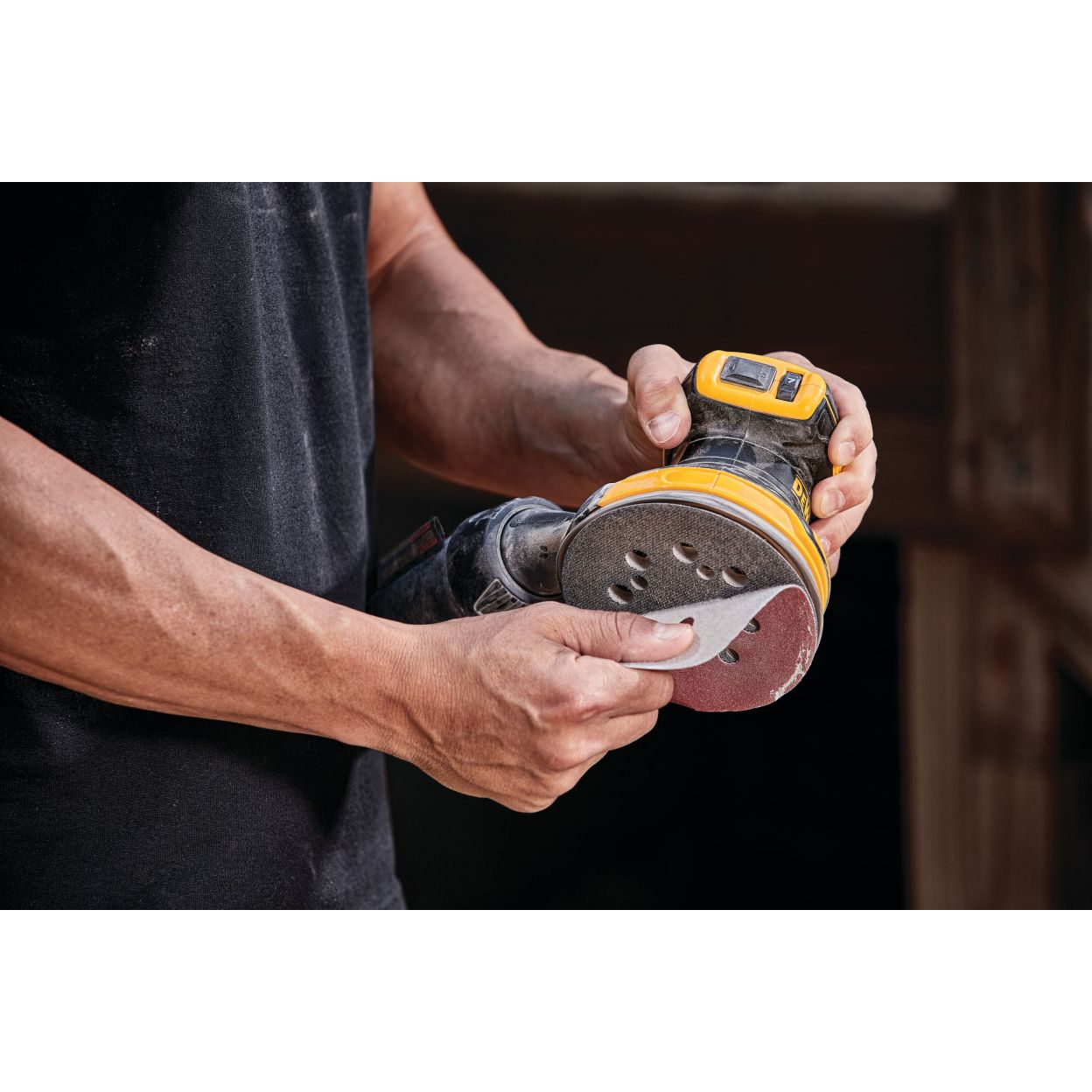 Аккумуляторная эксцентриковая шлифмашина DEWALT DCW210P1, 18 В, 125 мм, 12000 кол/мин, с АКБ 5 Ач и ЗУ