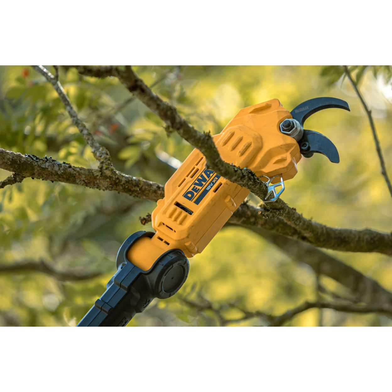 Аккумуляторный высотный секатор DEWALT DCMPP569N, 18 В, рез до 38 мм, без АКБ и ЗУ (DCMPP569N-XJ)