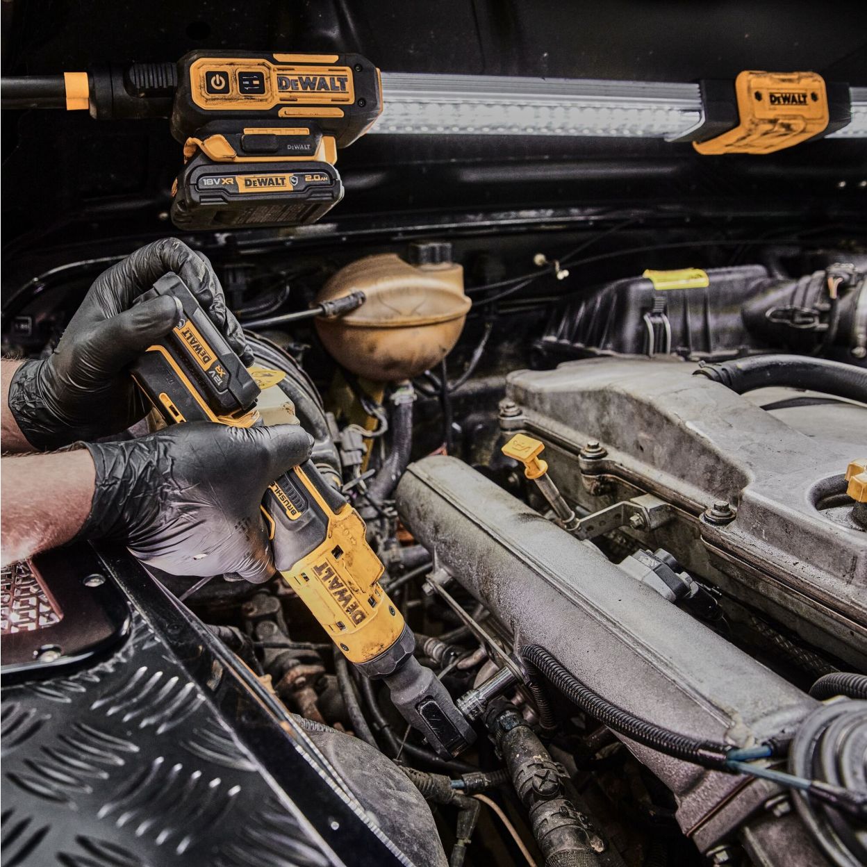 Аккумуляторный угловой гайковерт DEWALT DCF504L1G, 12 В, 54 Нм, 250 об/мин, с АКБ 3 Ач и ЗУ, в чехле (DCF504L1G-QW)