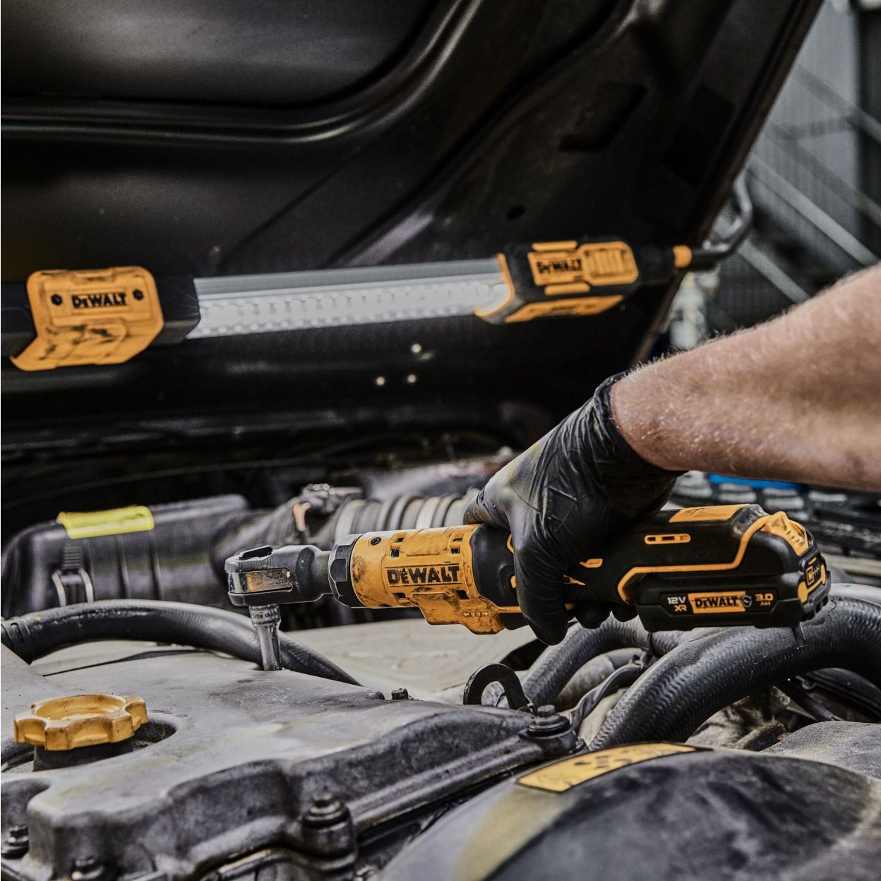 Аккумуляторный угловой гайковерт DEWALT DCF504L1G, 12 В, 54 Нм, 250 об/мин, с АКБ 3 Ач и ЗУ, в чехле (DCF504L1G-QW)