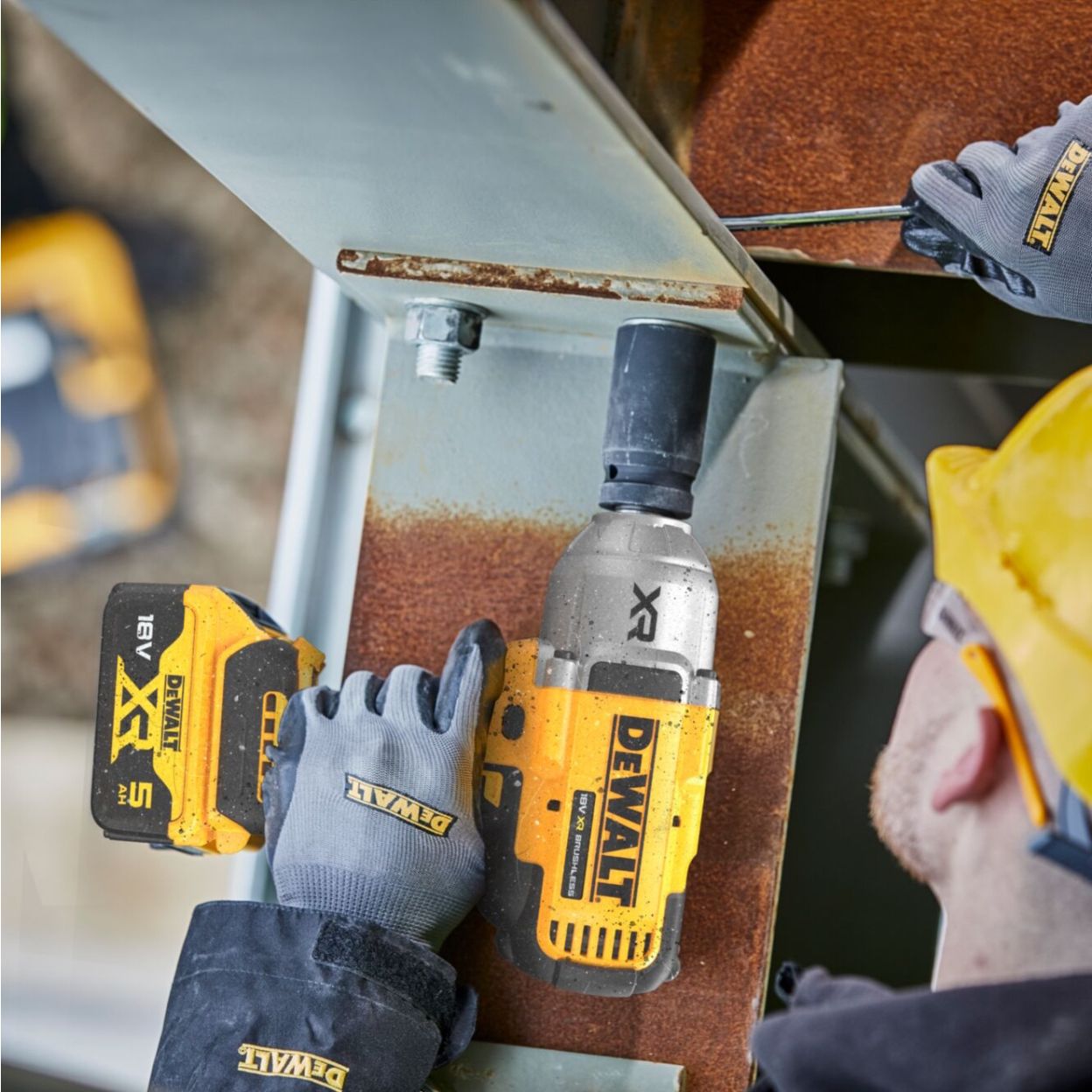 Аккумуляторный гайковерт DEWALT DCF900P2G, 18 В, 1898 Нм, 2200 уд/мин, с 2 АКБ 5 Ач и ЗУ, в кейсе TSTAK (DCF900H2T-QW)