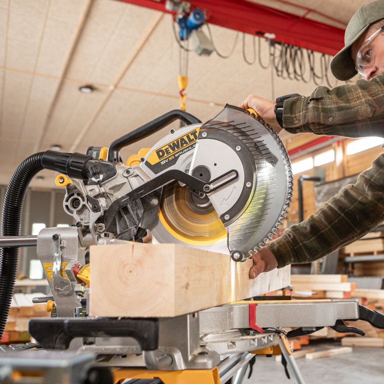 Аккумуляторная торцовочная пила DEWALT DCS782XW2, 18 В, 305 мм, 3800 об/мин, с 2 АКБ 8 Ач и ЗУ (DCS782XW2-QW)