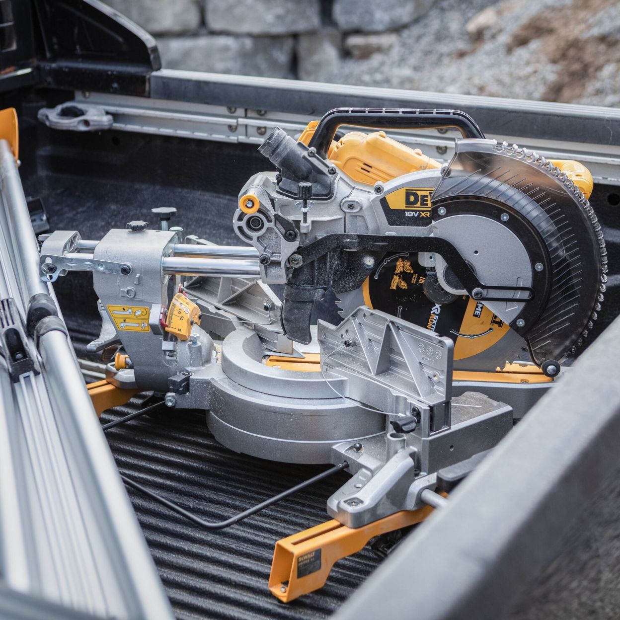 Аккумуляторная торцовочная пила DEWALT DCS782XW2, 18 В, 305 мм, 3800 об/мин, с 2 АКБ 8 Ач и ЗУ (DCS782XW2-QW)