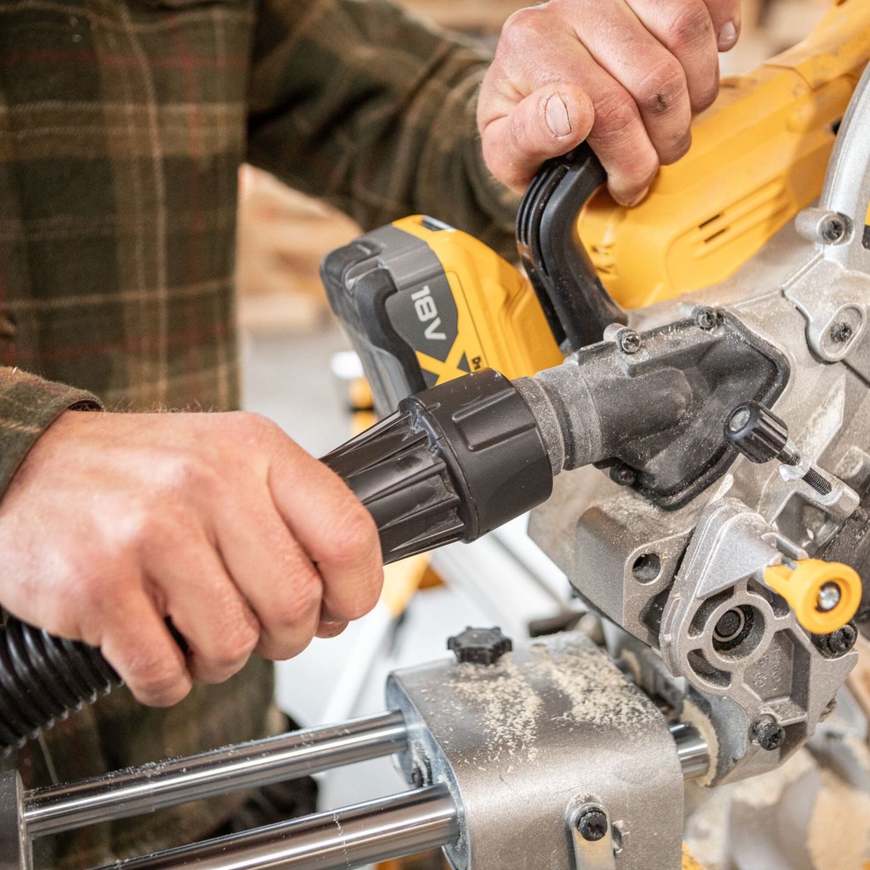 Аккумуляторная торцовочная пила DEWALT DCS782XW2, 18 В, 305 мм, 3800 об/мин, с 2 АКБ 8 Ач и ЗУ (DCS782XW2-QW)