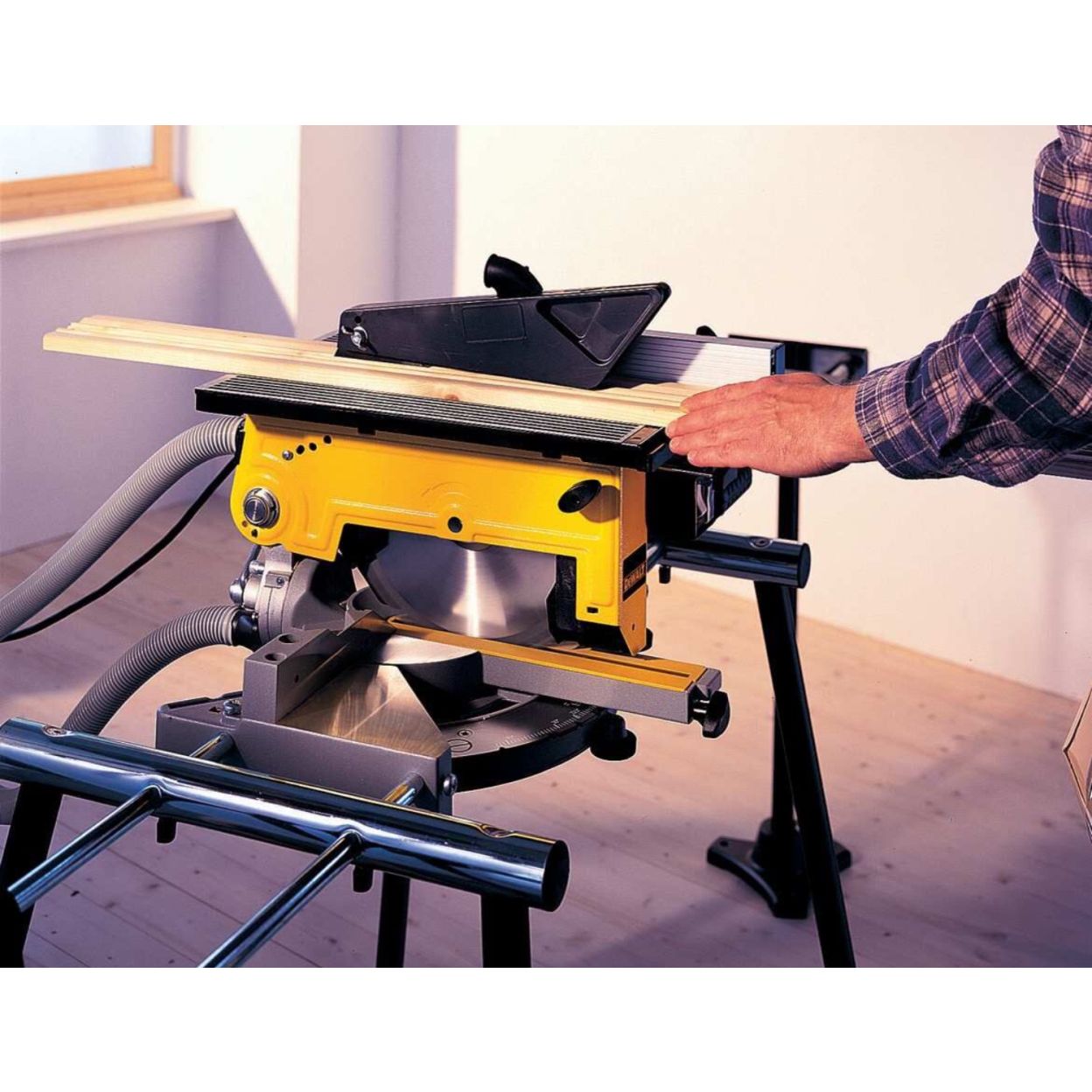 Комбинированная торцовочная пила DEWALT DW711, 1300 Вт, 260 мм, 2950 об/мин (DW711-QS)